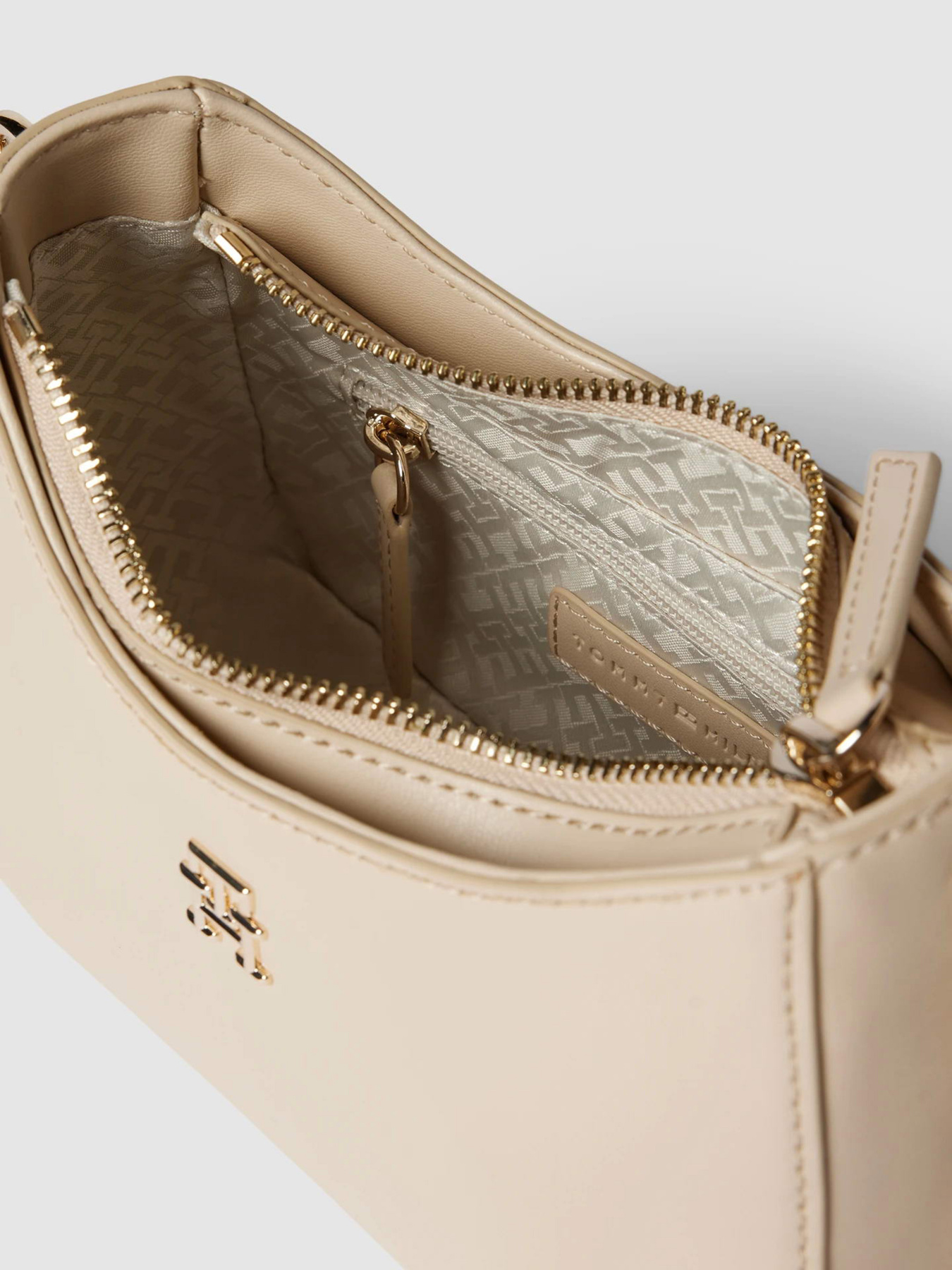 Сумки Tommy Hilfiger модель AW0AW16079-AES Фото