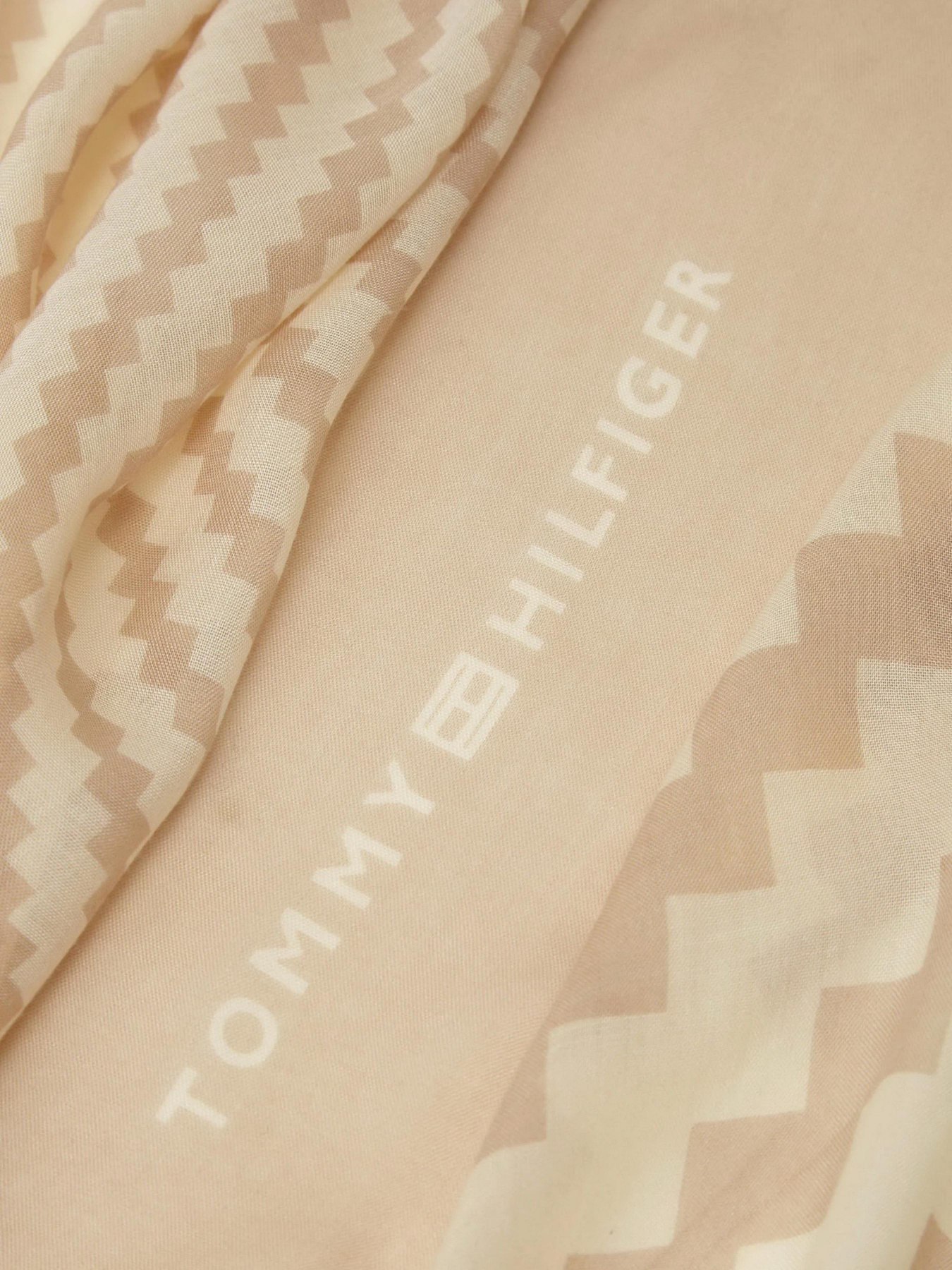Шарфы и платки Tommy Hilfiger модель AW0AW15787-AES Шарфы и платки Tommy Hilfiger модель AW0AW15787-AES Фото