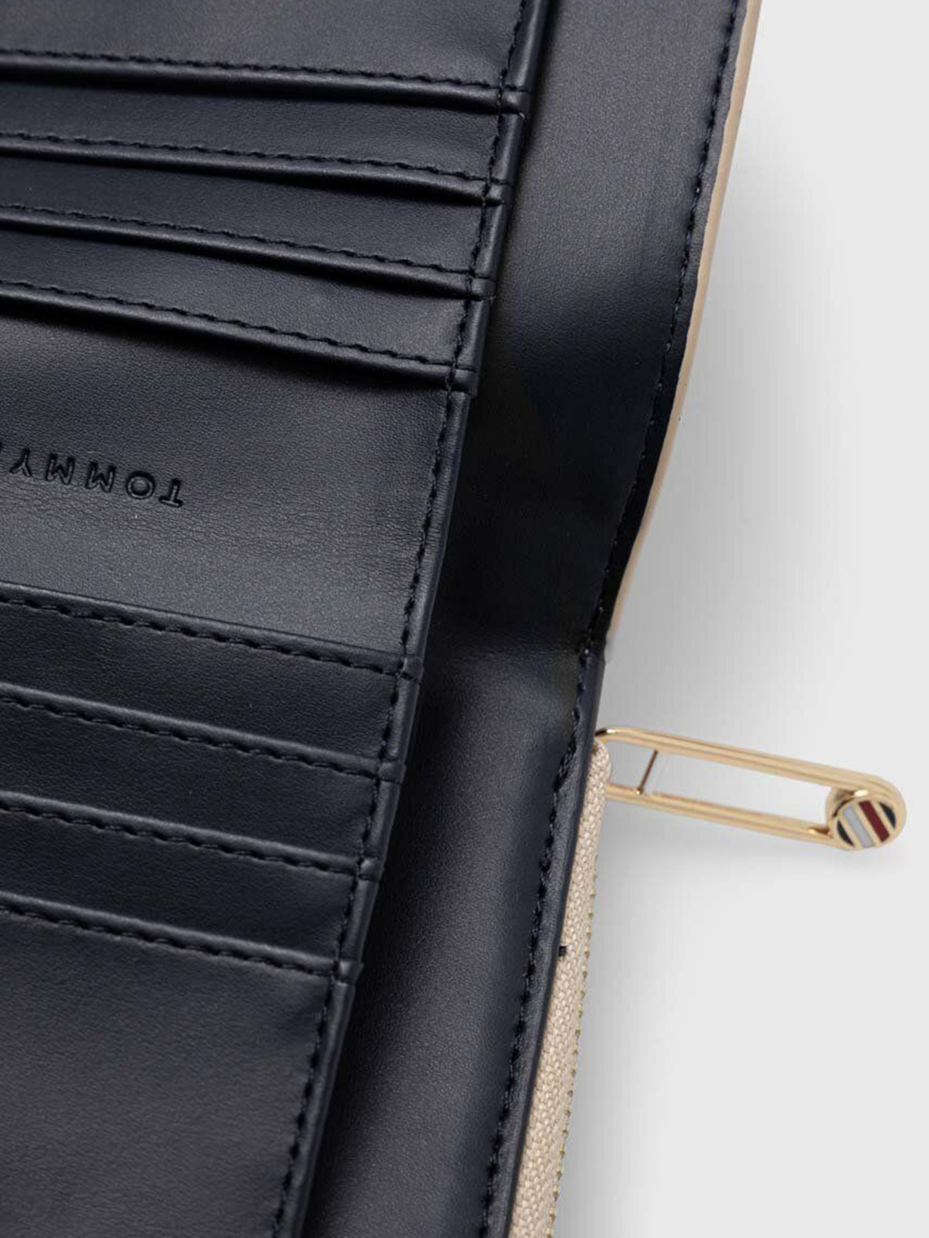 Кошельки Tommy Hilfiger модель AW0AW15748-AES Фото