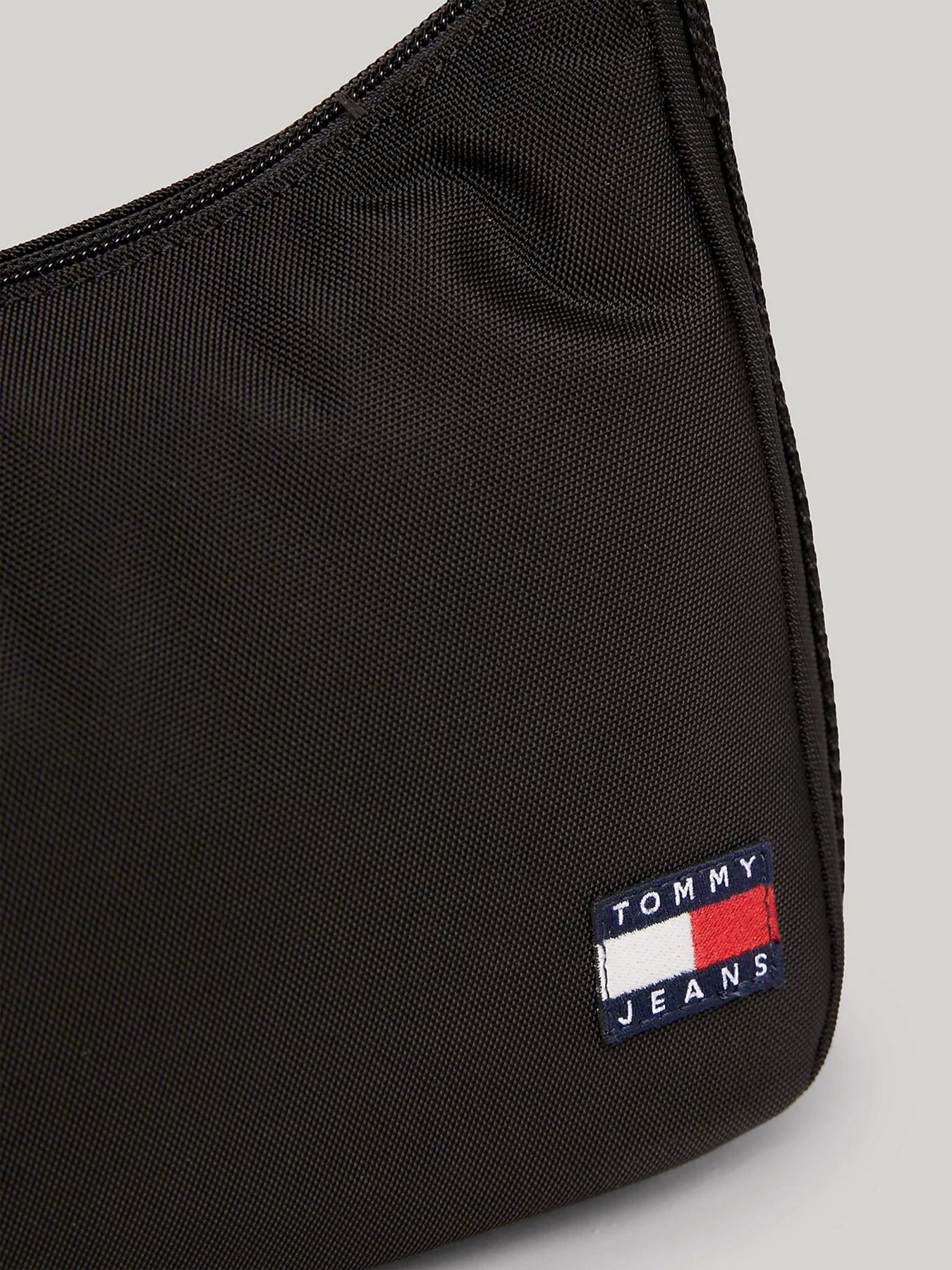 Сумки Tommy Hilfiger модель AW0AW15815-BDS Фото