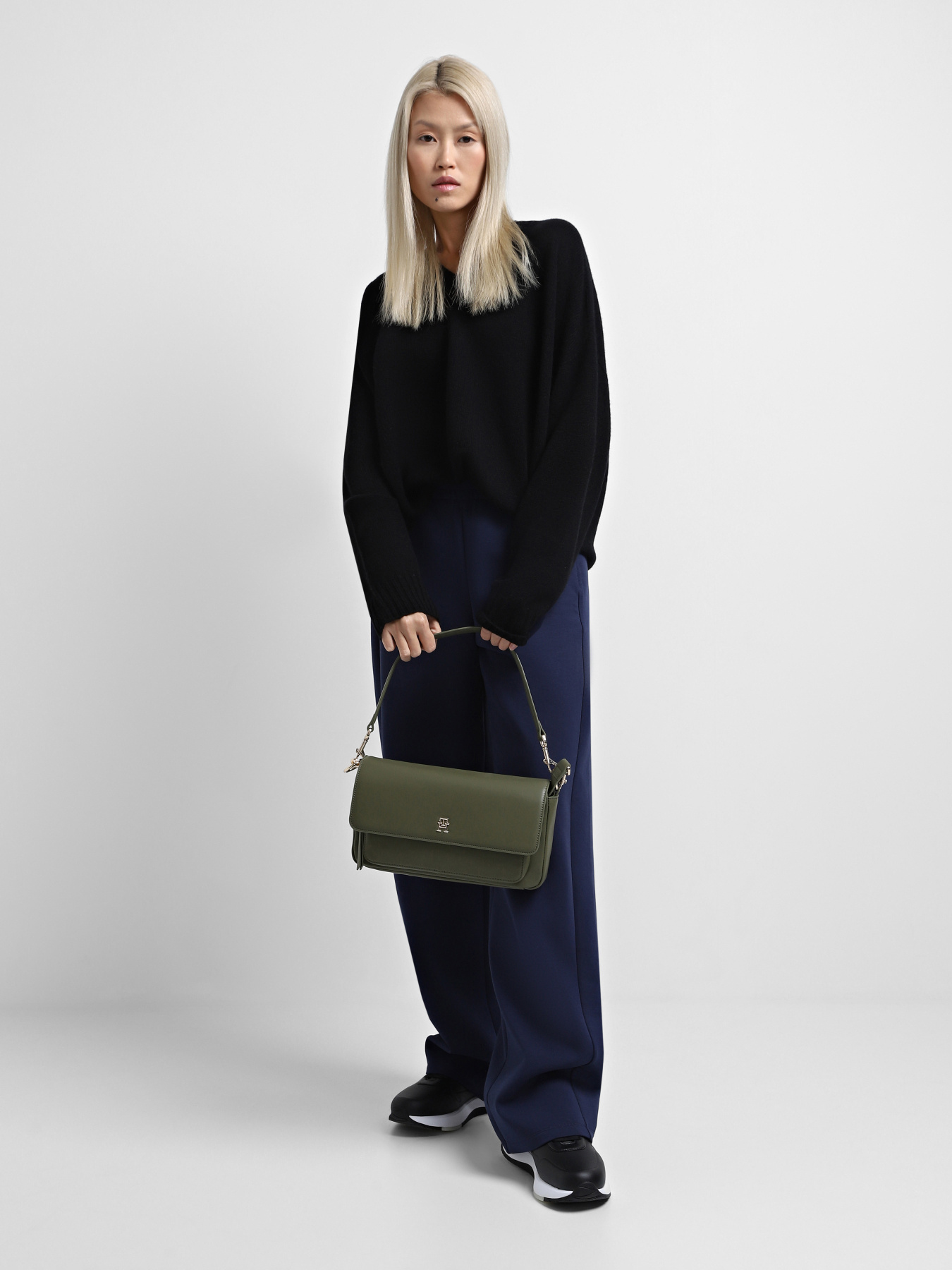 Сумки Tommy Hilfiger модель AW0AW16286-MSH Сумки Tommy Hilfiger модель AW0AW16286-MSH Фото