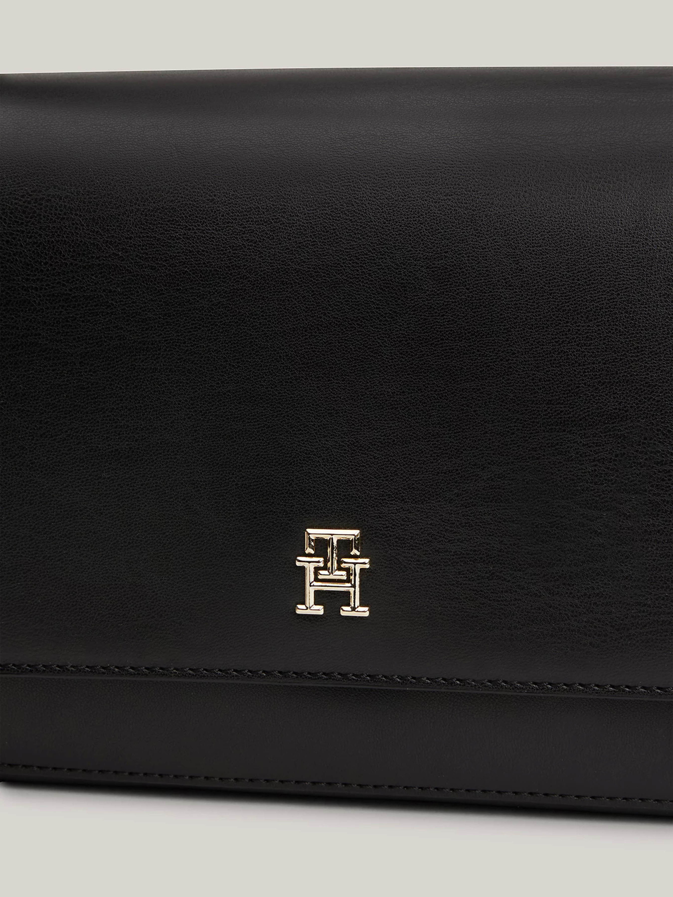 Сумки Tommy Hilfiger модель AW0AW16680-BDS Сумки Tommy Hilfiger модель AW0AW16680-BDS Фото