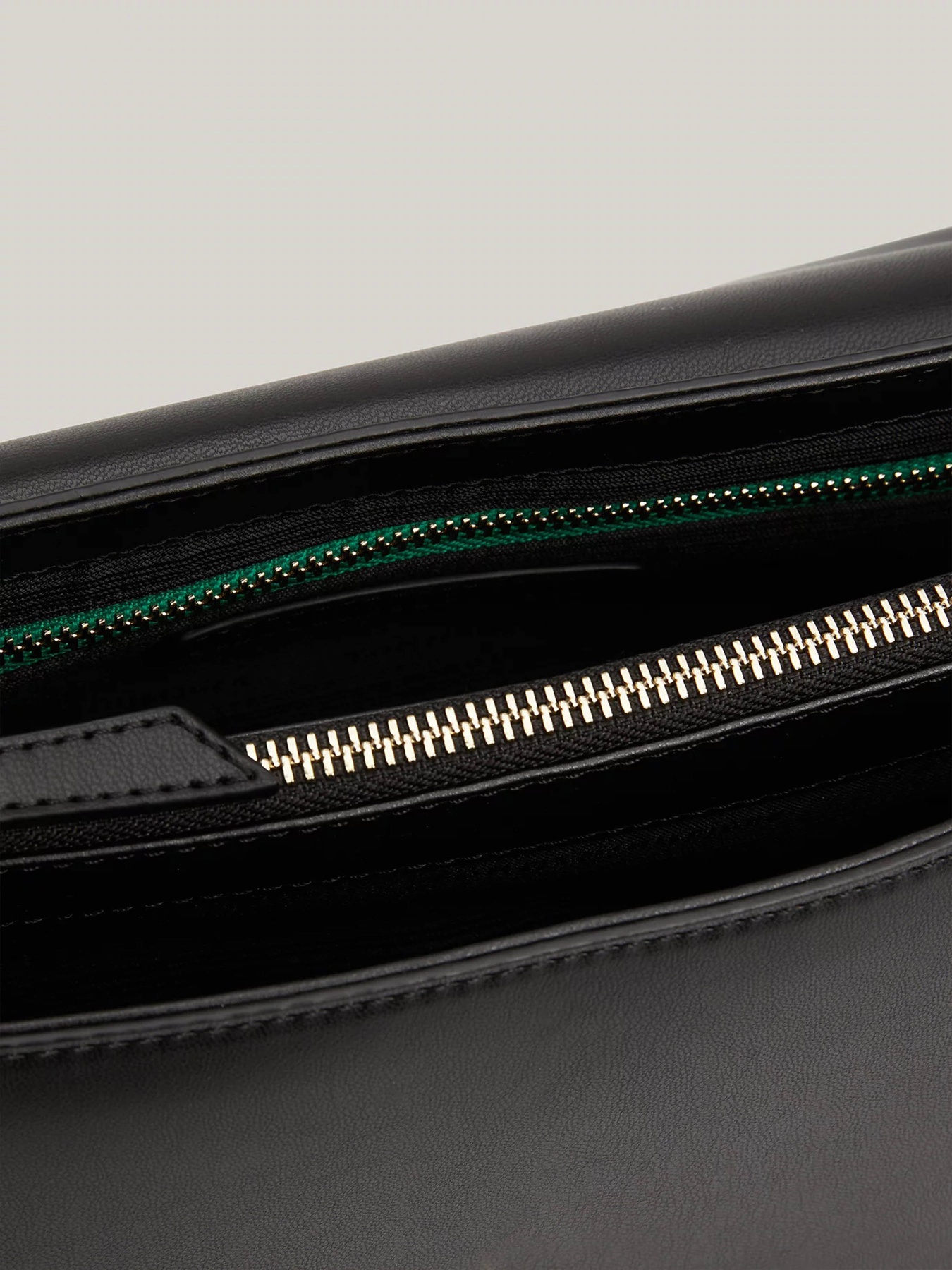 Сумки Tommy Hilfiger модель AW0AW16680-BDS Сумки Tommy Hilfiger модель AW0AW16680-BDS Фото