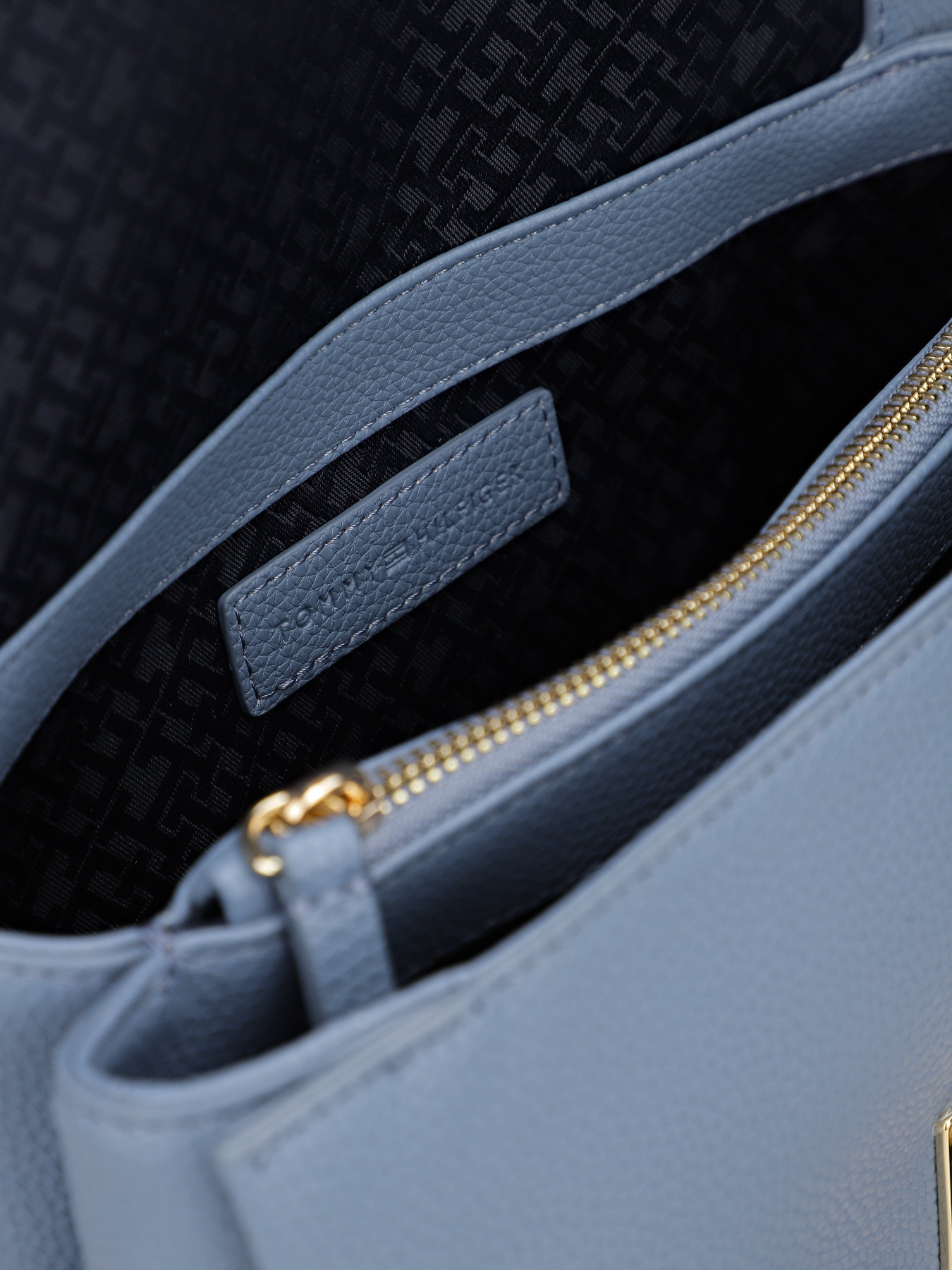 Сумки Tommy Hilfiger модель AW0AW16481-C0Z Фото