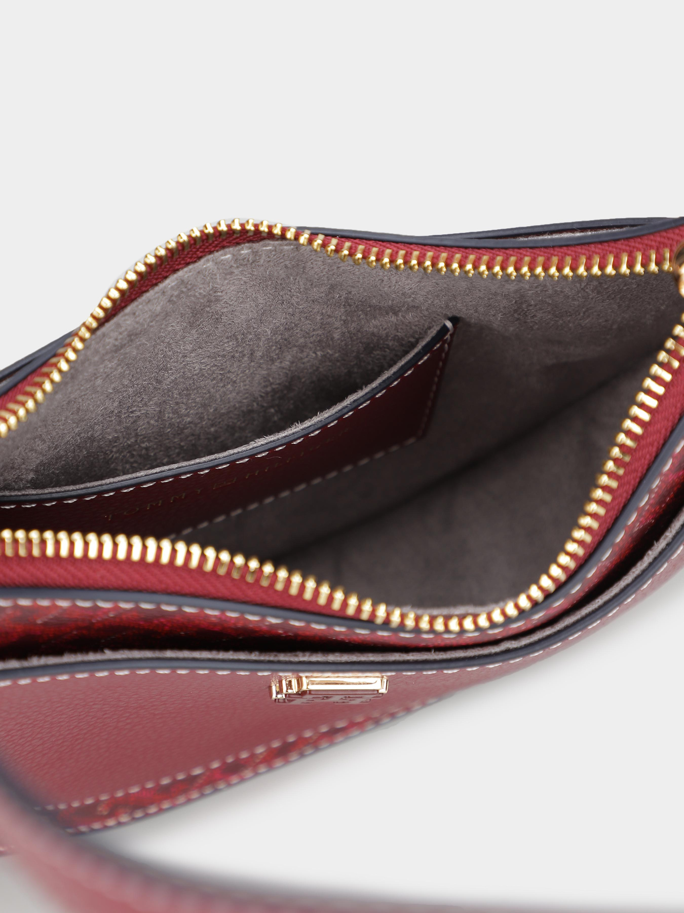 Сумки Tommy Hilfiger модель AW0AW17063-XJS Сумки Tommy Hilfiger модель AW0AW17063-XJS Фото