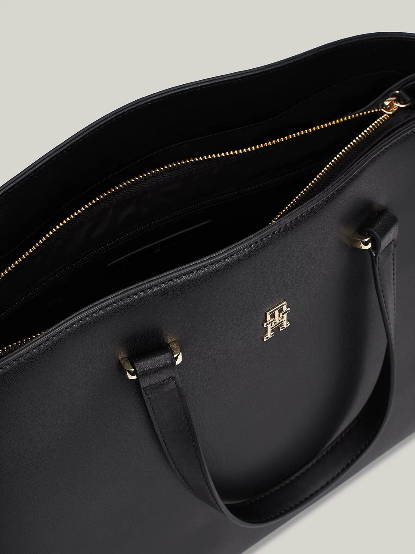 Сумки Tommy Hilfiger модель AW0AW17067-BDS Фото