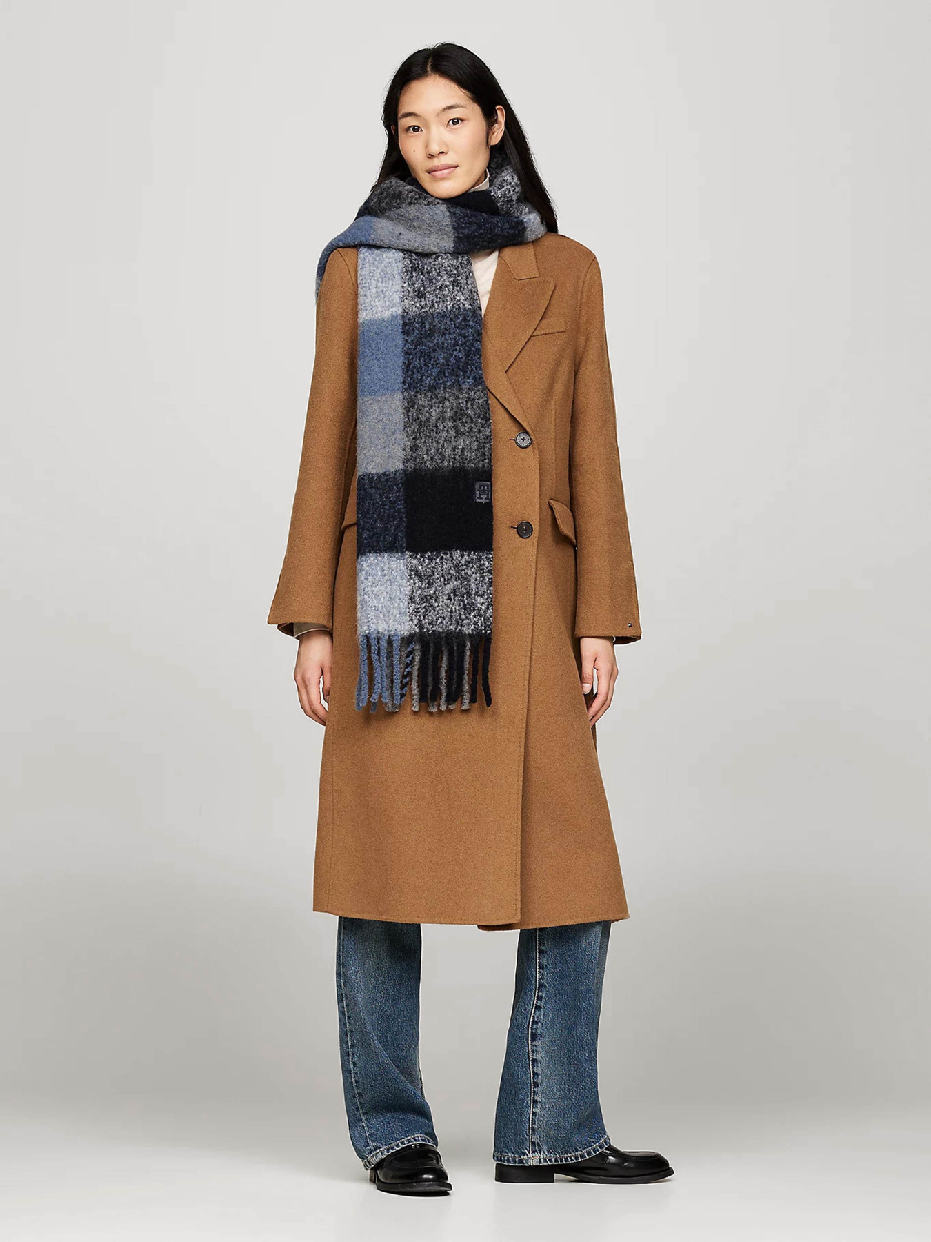 Шарфы и платки Tommy Hilfiger модель AW0AW16996-0GZ Шарфы и платки Tommy Hilfiger модель AW0AW16996-0GZ Фото