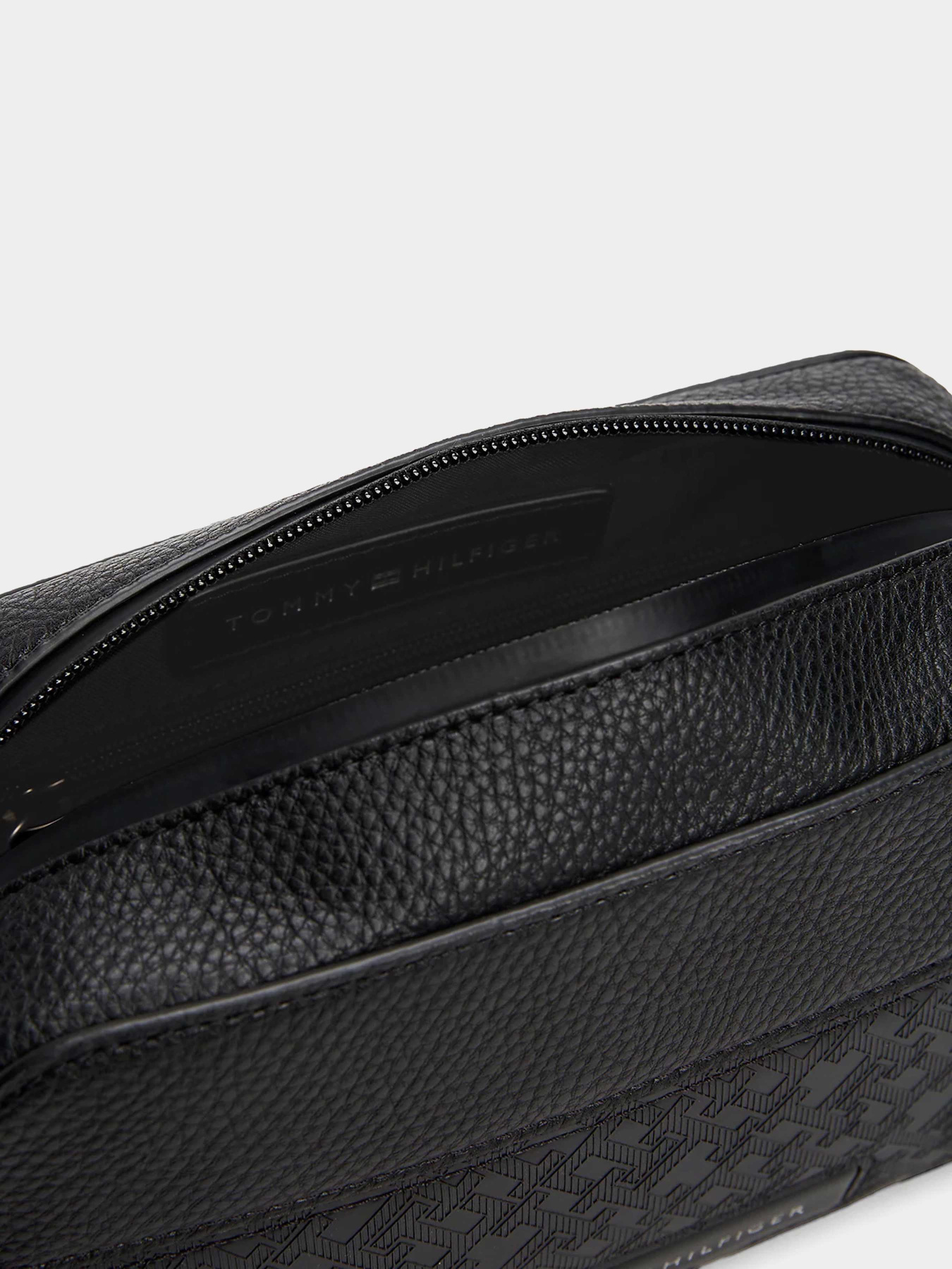 TH MONOGRAM WASHBAG Tommy Hilfiger модель AM0AM13255-BDS TH MONOGRAM WASHBAG Tommy Hilfiger модель AM0AM13255-BDS Фото