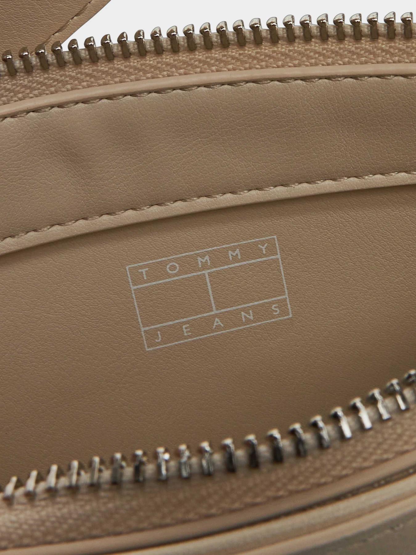 Сумки Tommy Hilfiger модель AW0AW16966-ACG Сумки Tommy Hilfiger модель AW0AW16966-ACG Фото