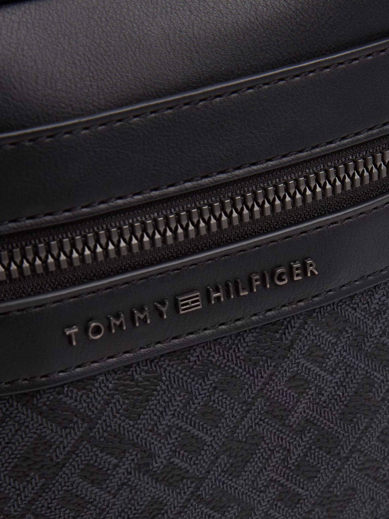 Сумки Tommy Hilfiger модель AM0AM13493-BDS Сумки Tommy Hilfiger модель AM0AM13493-BDS Фото