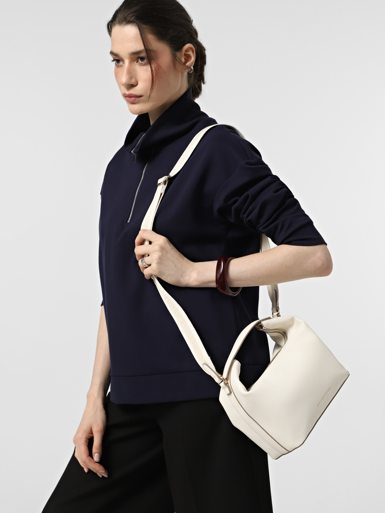 Сумки Tommy Hilfiger модель AW0AW17451-Z00 Сумки Tommy Hilfiger модель AW0AW17451-Z00 Фото