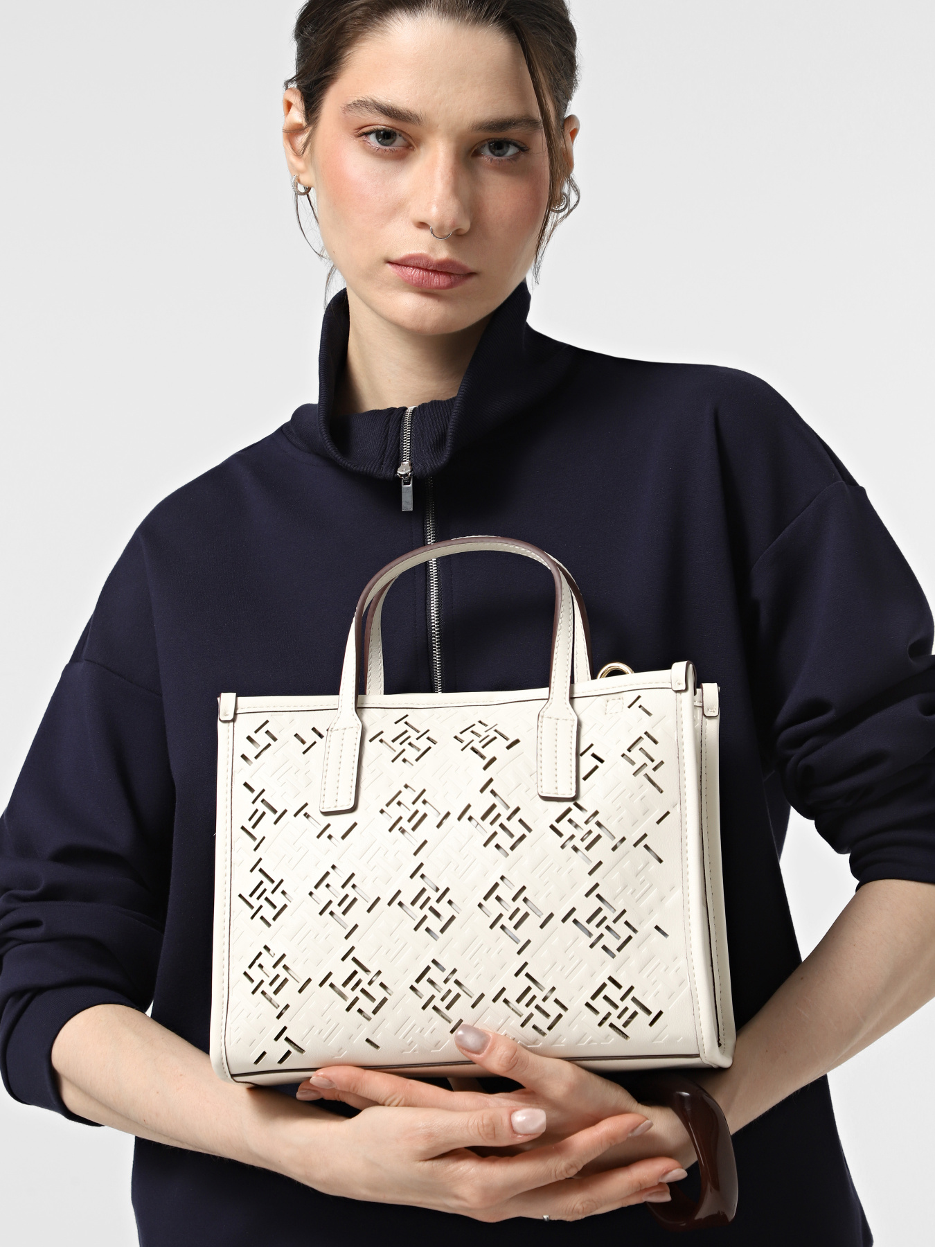 Сумки Tommy Hilfiger модель AW0AW17500-Z00 Сумки Tommy Hilfiger модель AW0AW17500-Z00 Фото