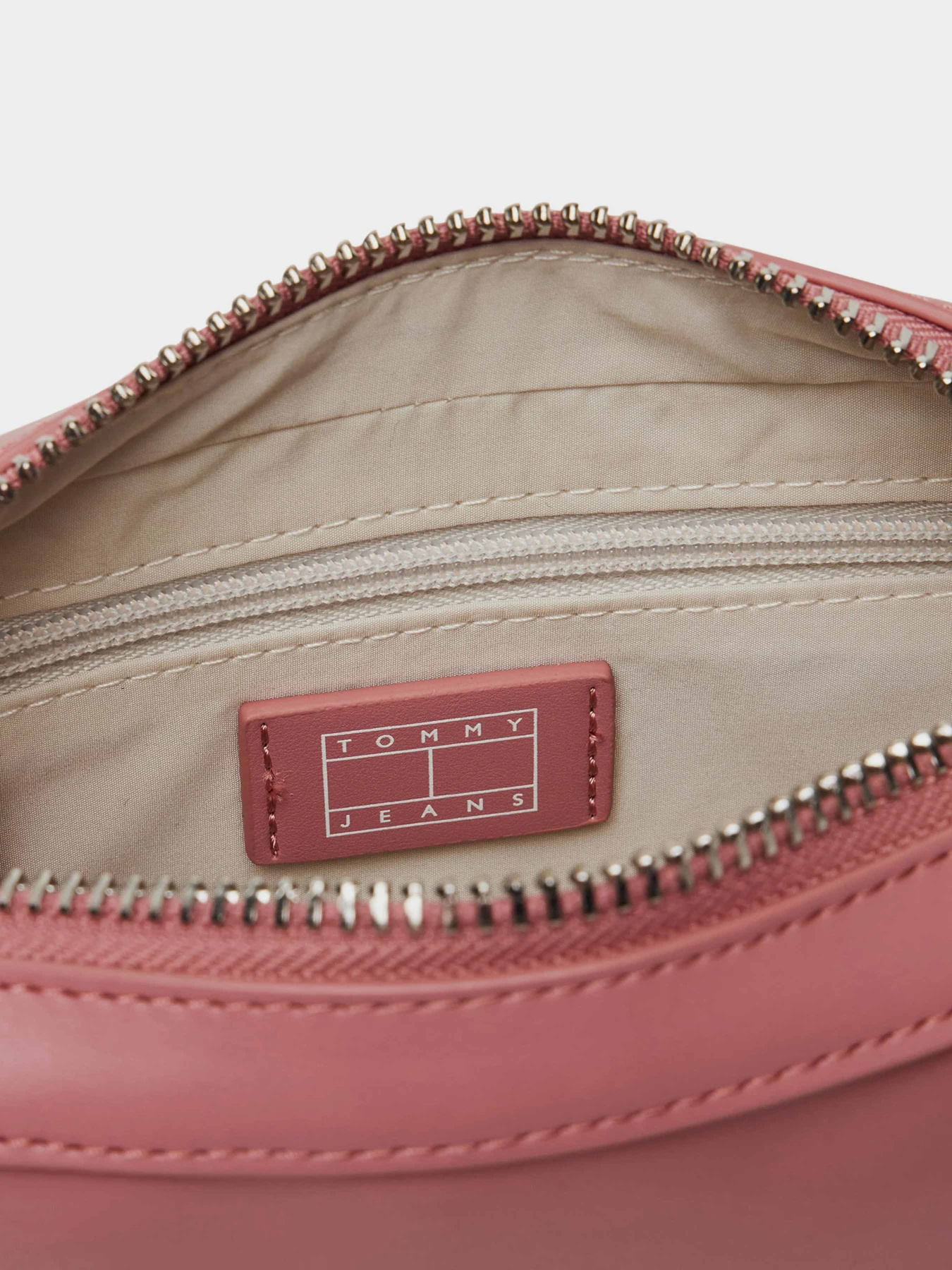 Сумки Tommy Hilfiger модель AW0AW17570-TI0 Сумки Tommy Hilfiger модель AW0AW17570-TI0 Фото
