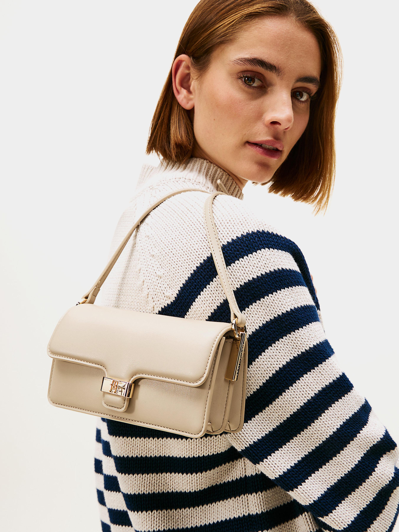 Сумки Tommy Hilfiger модель AW0AW18028-RBT Фото