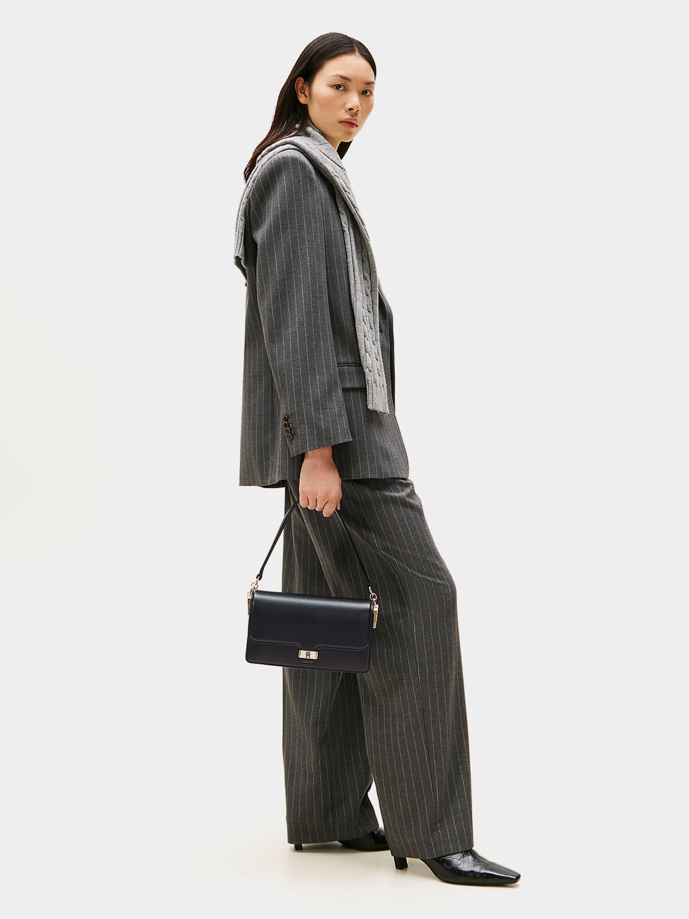 Сумки Tommy Hilfiger TH HERITAGE CONV CROSSOVER модель AW0AW18029-BDS Сумки Tommy Hilfiger TH HERITAGE CONV CROSSOVER модель AW0AW18029-BDS Фото