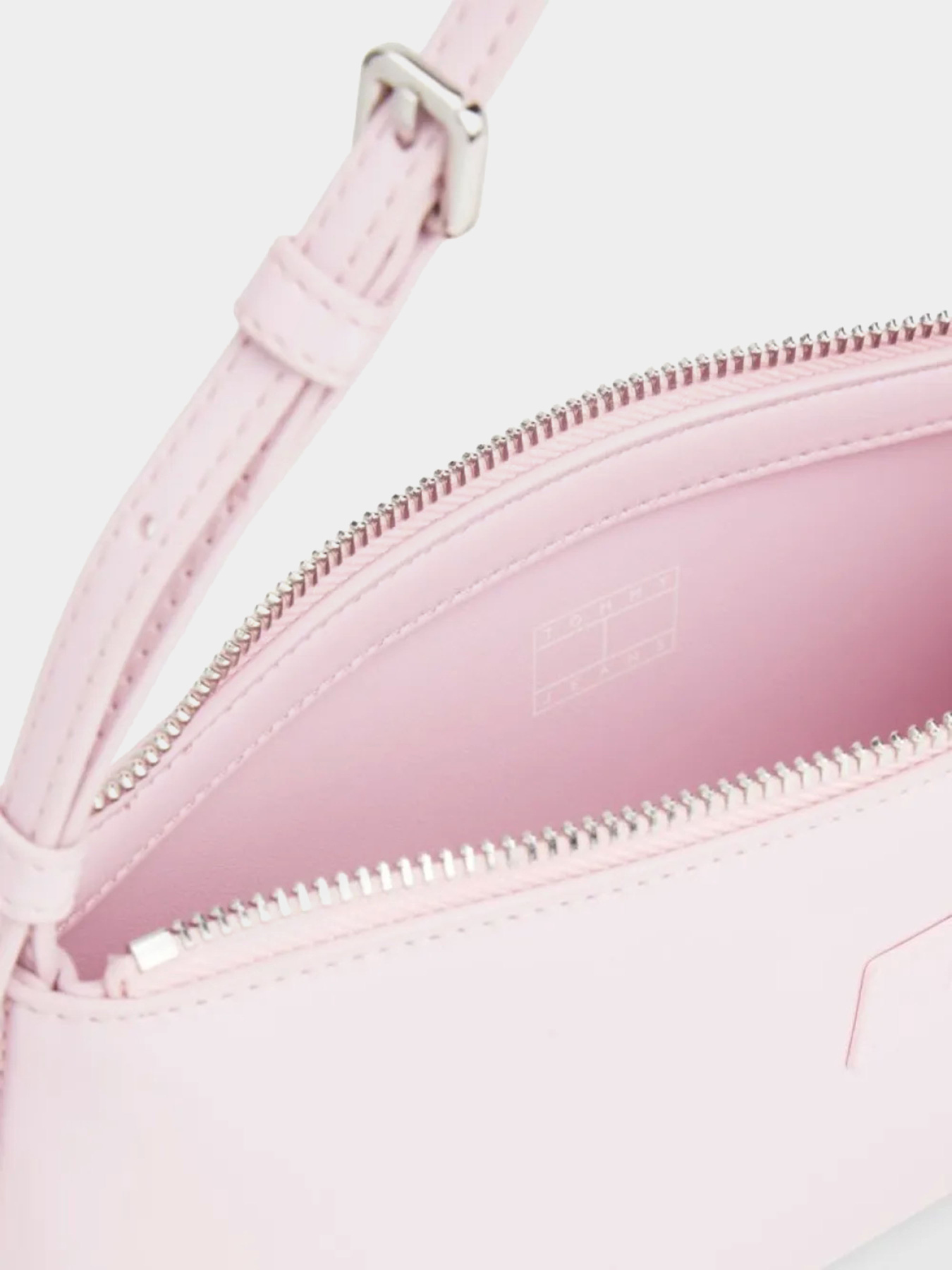 Сумки Tommy Hilfiger TJW MUST SHOULDER BAG модель AW0AW17866-TON Сумки Tommy Hilfiger TJW MUST SHOULDER BAG модель AW0AW17866-TON Фото