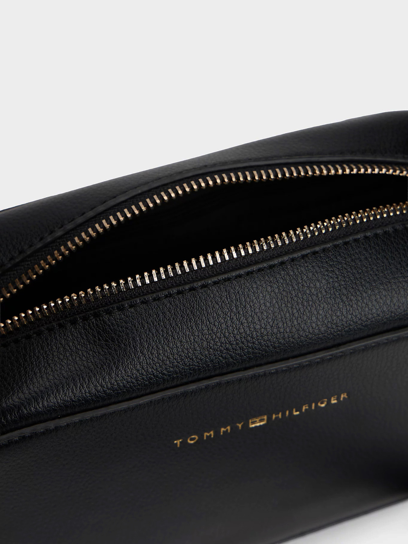 Сумки Tommy Hilfiger TH LOGO CAMERA BAG модель AW0AW18115-BDS Сумки Tommy Hilfiger TH LOGO CAMERA BAG модель AW0AW18115-BDS Фото