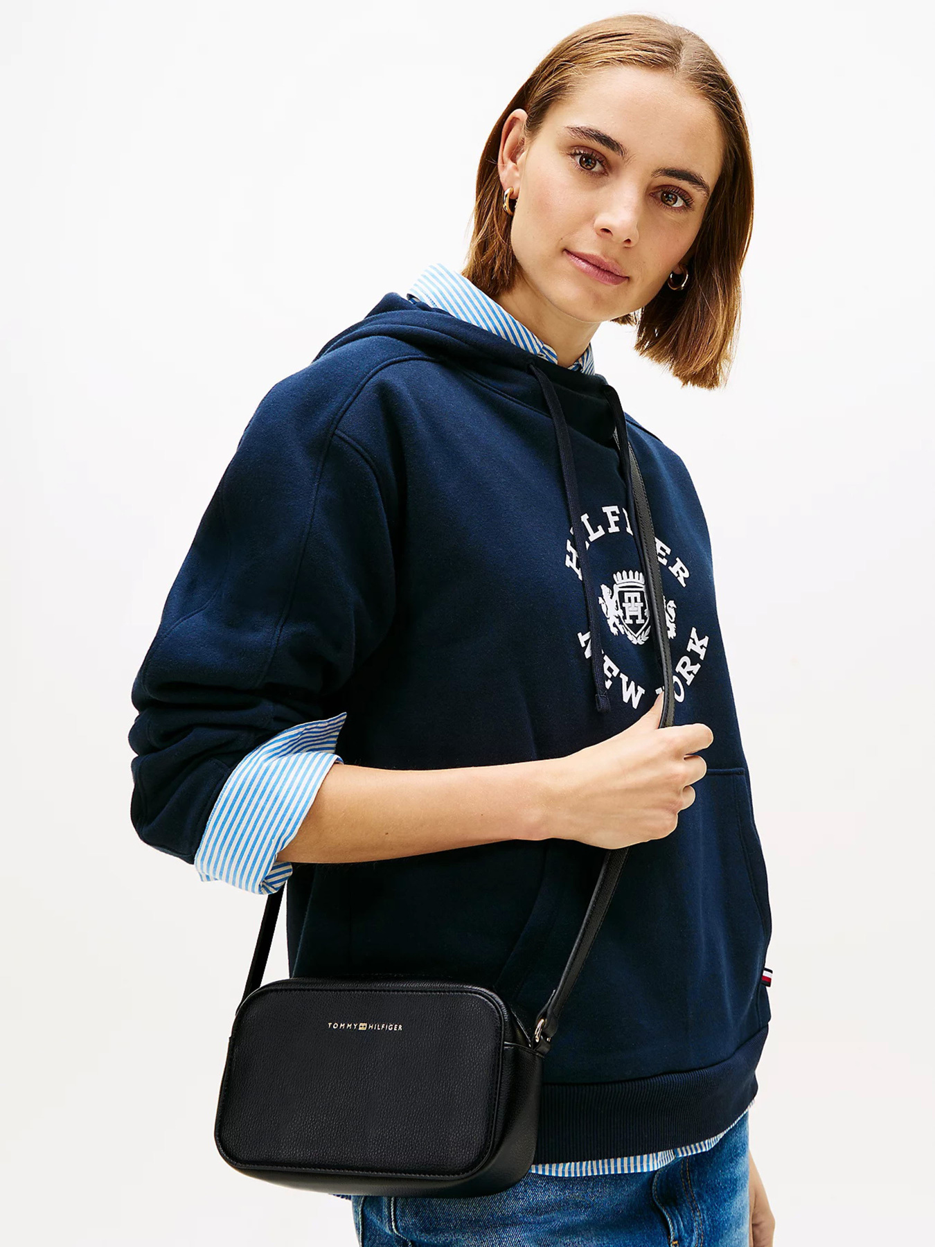 Сумки Tommy Hilfiger TH LOGO CAMERA BAG модель AW0AW18115-BDS Сумки Tommy Hilfiger TH LOGO CAMERA BAG модель AW0AW18115-BDS Фото