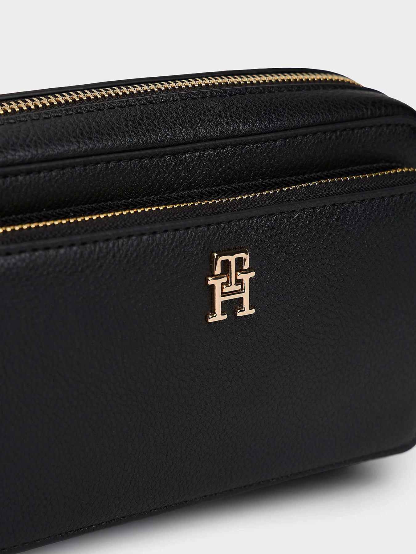 Сумки Tommy Hilfiger TH ICON CAMERA BAG модель AW0AW18120-BDS Сумки Tommy Hilfiger TH ICON CAMERA BAG модель AW0AW18120-BDS Фото