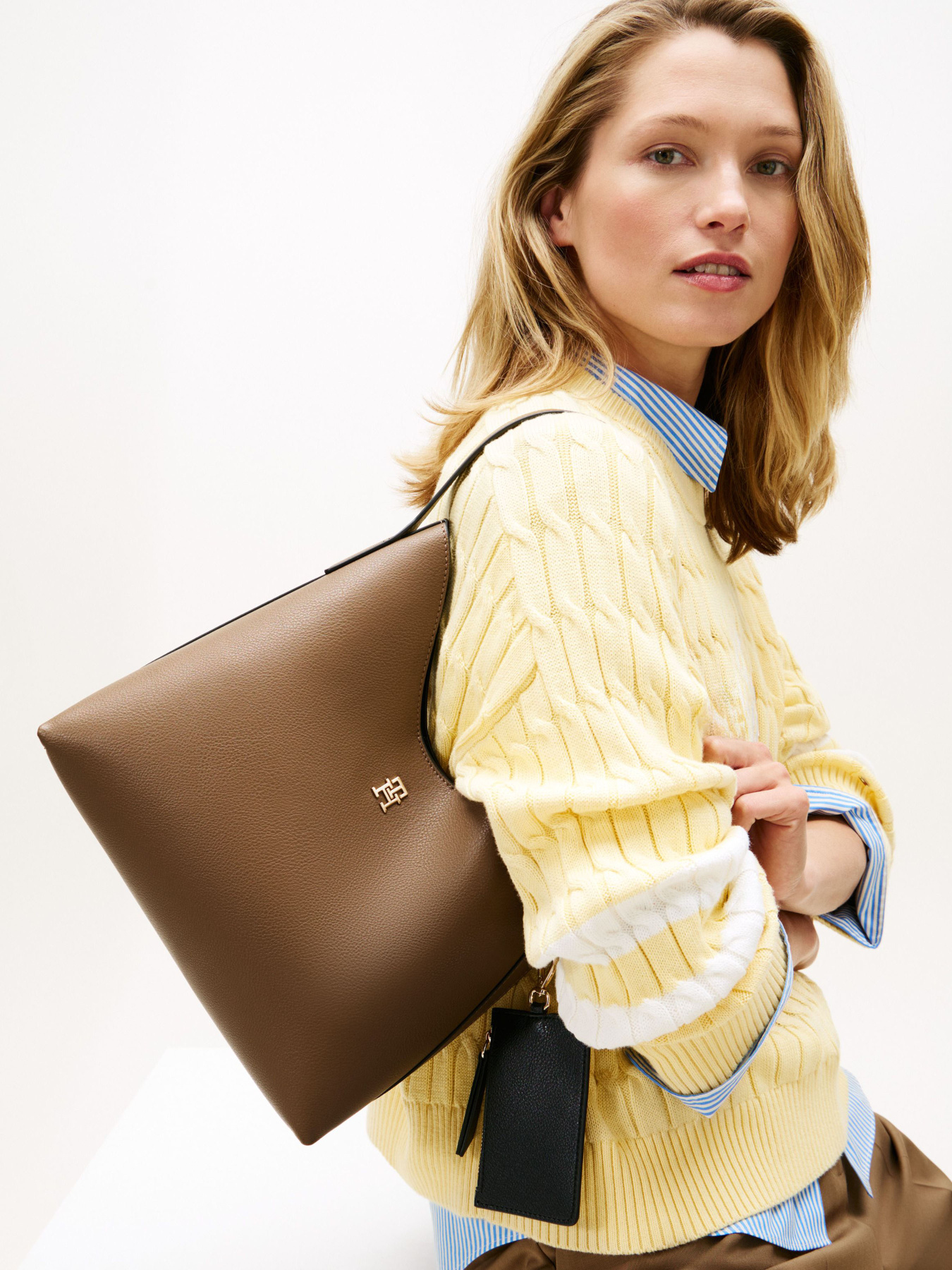 Сумки Tommy Hilfiger TH ICON SHOULDER BAG модель AW0AW18140-R07 Фото