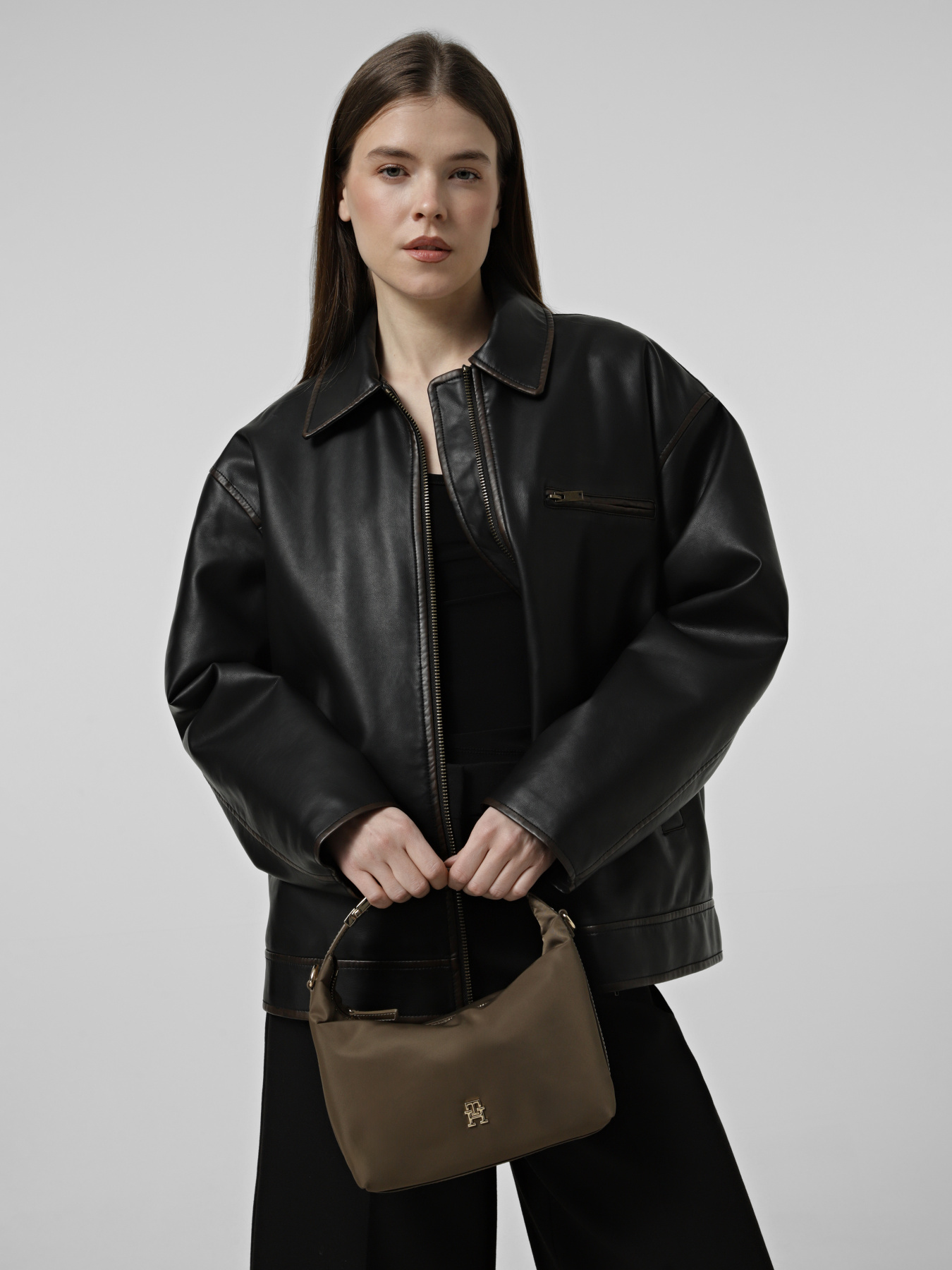 Сумки Tommy Hilfiger TH GO CROSSOVER NYLON модель AW0AW18164-R07 Сумки Tommy Hilfiger TH GO CROSSOVER NYLON модель AW0AW18164-R07 Фото