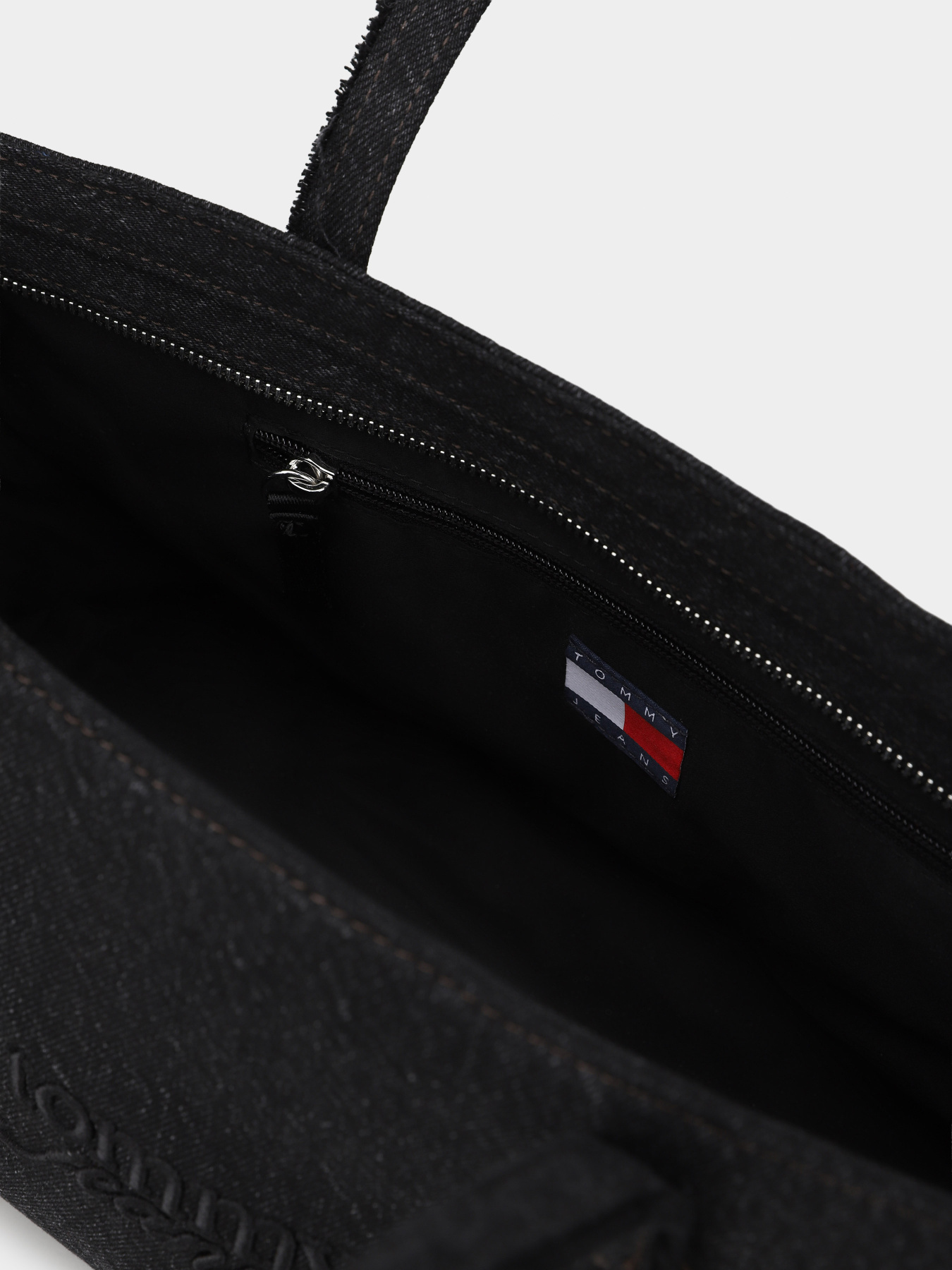 Сумки Tommy Hilfiger TJW COOL DENIM TOTE модель AW0AW18268-1BZ Сумки Tommy Hilfiger TJW COOL DENIM TOTE модель AW0AW18268-1BZ Фото