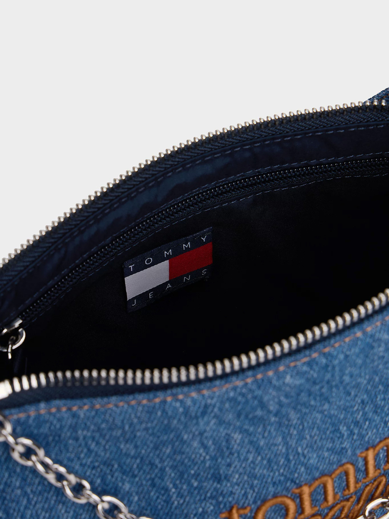 Сумки Tommy Hilfiger TJW COOL DENIM SHOULDER BAG модель AW0AW18575-1A7 Сумки Tommy Hilfiger TJW COOL DENIM SHOULDER BAG модель AW0AW18575-1A7 Фото