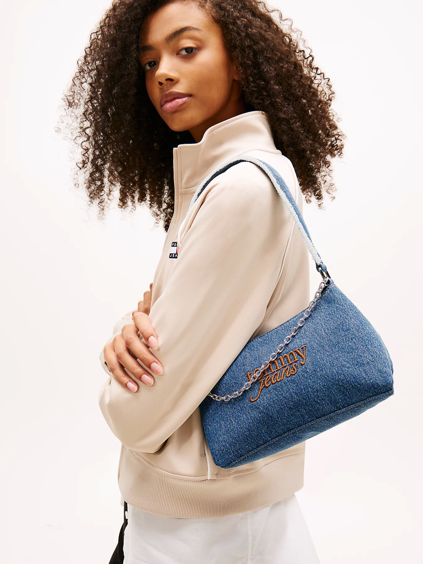Сумки Tommy Hilfiger TJW COOL DENIM SHOULDER BAG модель AW0AW18575-1A7 Сумки Tommy Hilfiger TJW COOL DENIM SHOULDER BAG модель AW0AW18575-1A7 Фото