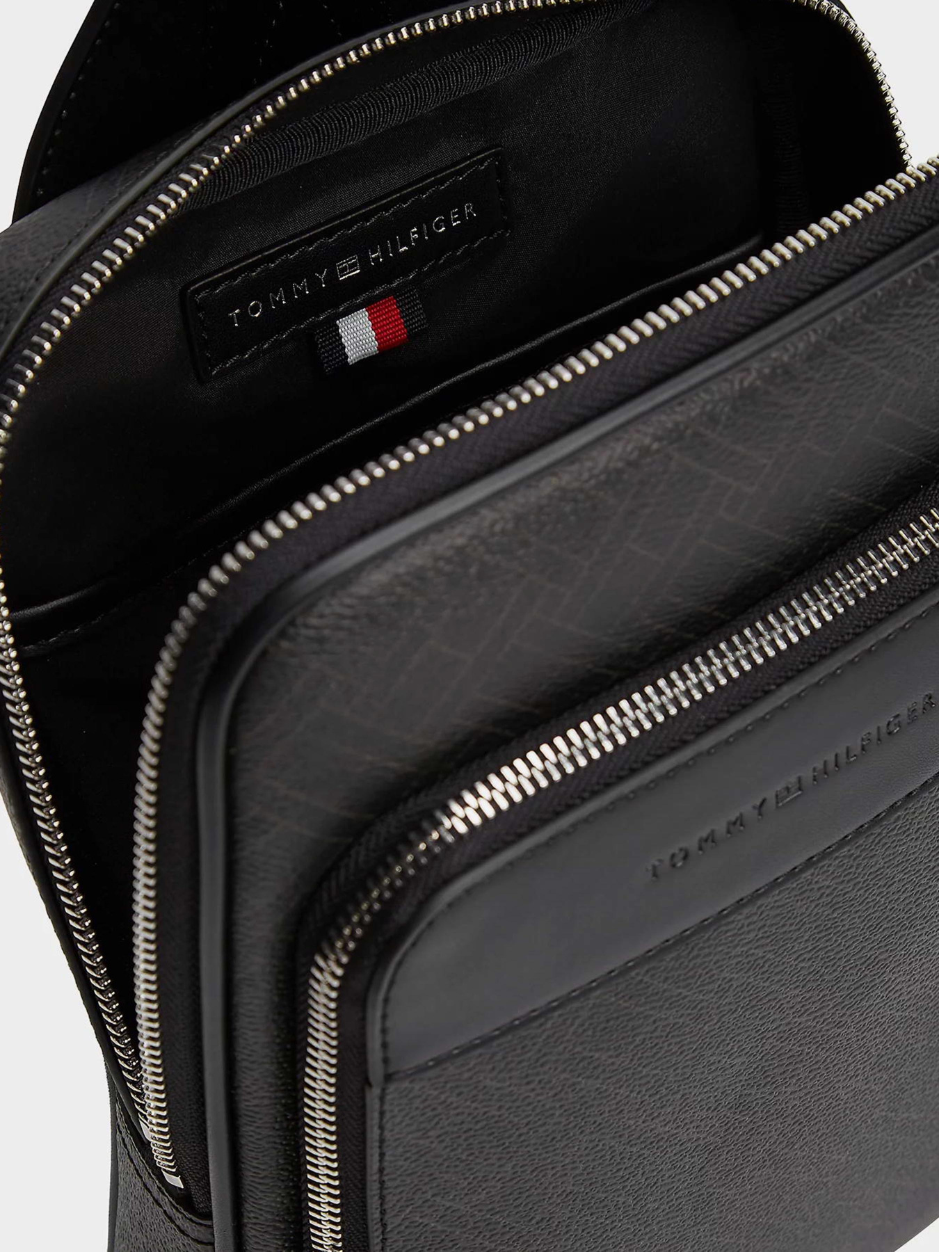Сумки Tommy Hilfiger TH FLAG MONOGRAM SLING PACK модель AM0AM14140-BDS Сумки Tommy Hilfiger TH FLAG MONOGRAM SLING PACK модель AM0AM14140-BDS Фото