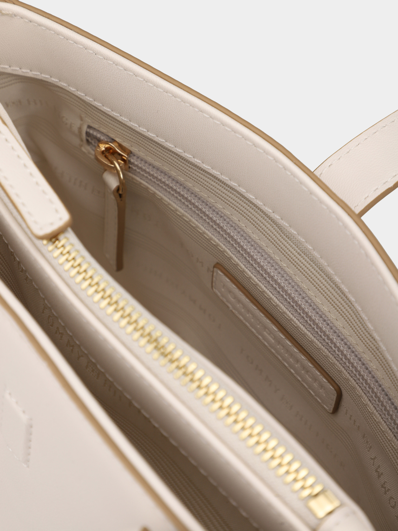 Сумки Tommy Hilfiger TH LIBRE SHOULDER BAG модель AW0AW17718-AEO Сумки Tommy Hilfiger TH LIBRE SHOULDER BAG модель AW0AW17718-AEO Фото