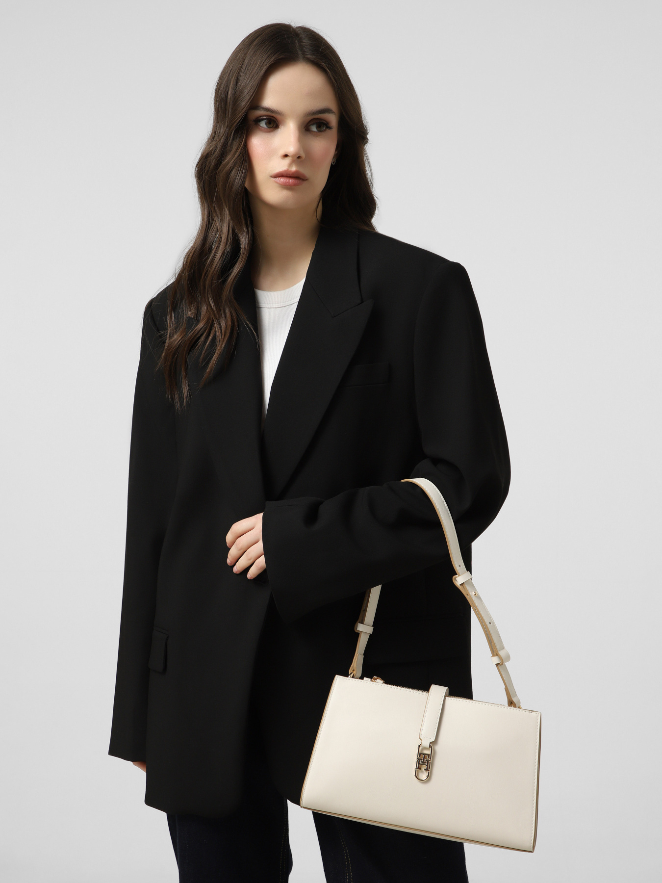 Сумки Tommy Hilfiger TH LIBRE SHOULDER BAG модель AW0AW17718-AEO Сумки Tommy Hilfiger TH LIBRE SHOULDER BAG модель AW0AW17718-AEO Фото