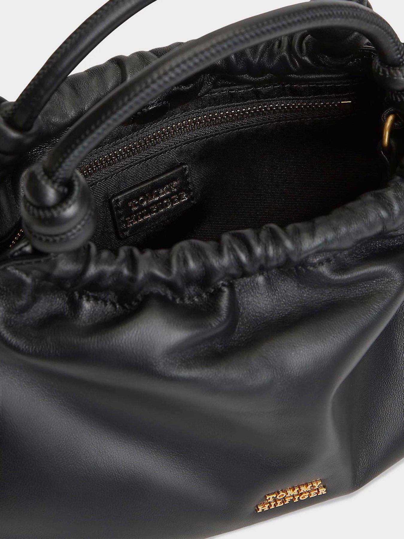 Сумки Tommy Hilfiger TH SOFT LEATHER MED CROSSOVER модель AW0AW18369-BDS Сумки Tommy Hilfiger TH SOFT LEATHER MED CROSSOVER модель AW0AW18369-BDS Фото