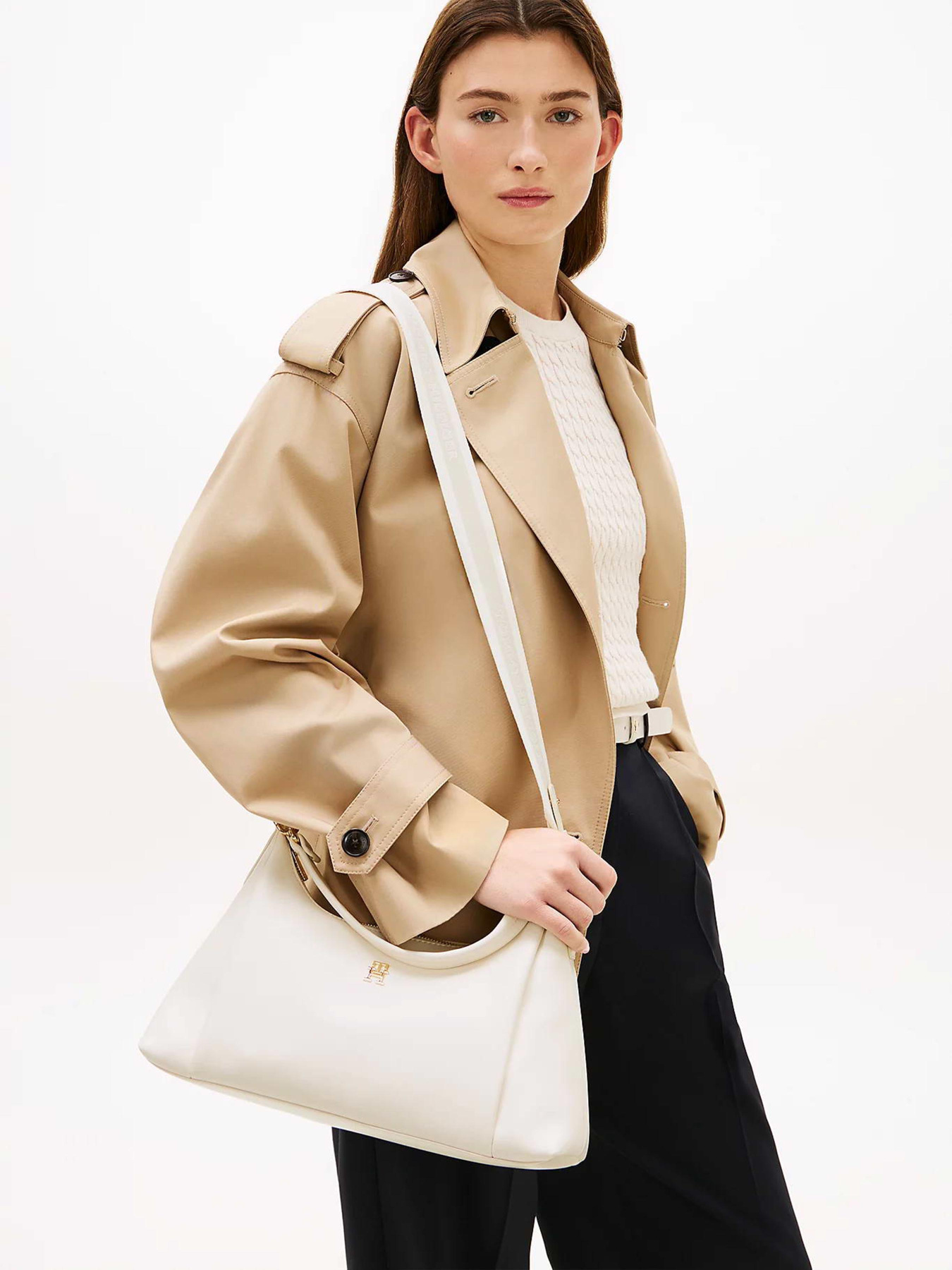 Сумки Tommy Hilfiger TH ESSENTIAL SHOULDER BAG модель AW0AW18373-AEO Сумки Tommy Hilfiger TH ESSENTIAL SHOULDER BAG модель AW0AW18373-AEO Фото