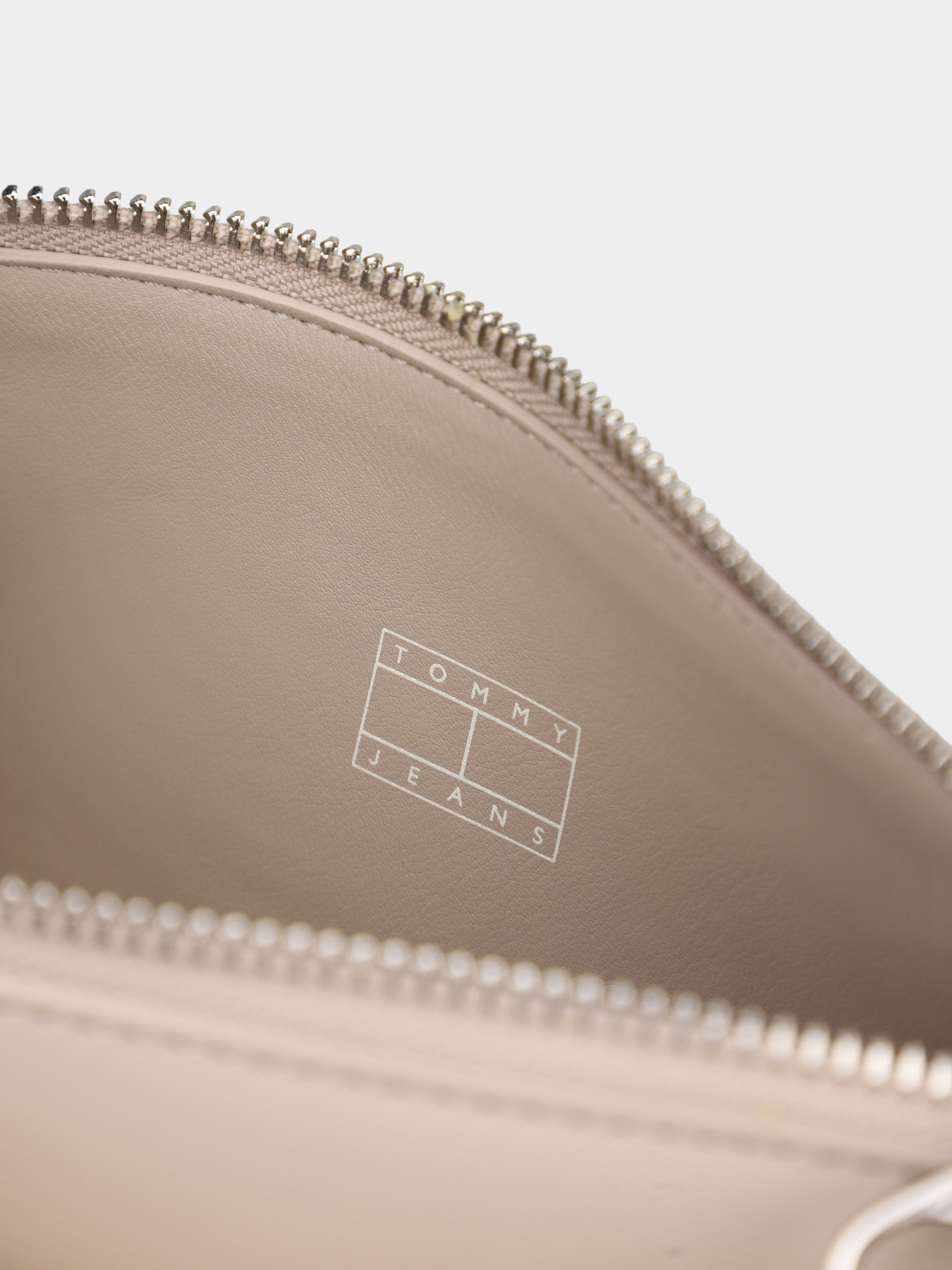 Сумки Tommy Hilfiger TJW MUST SHOULDER BAG модель AW0AW18449-AEP Фото