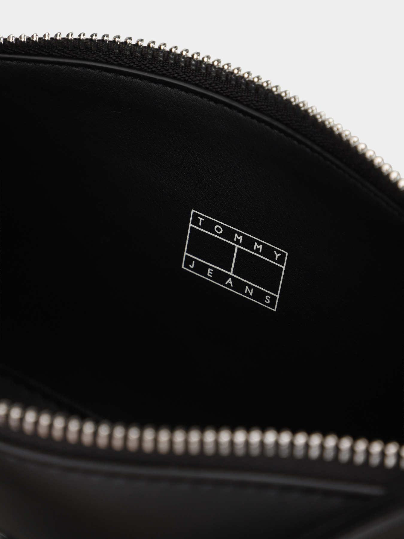 Сумки Tommy Hilfiger TJW MUST SHOULDER BAG модель AW0AW18449-BDS Фото
