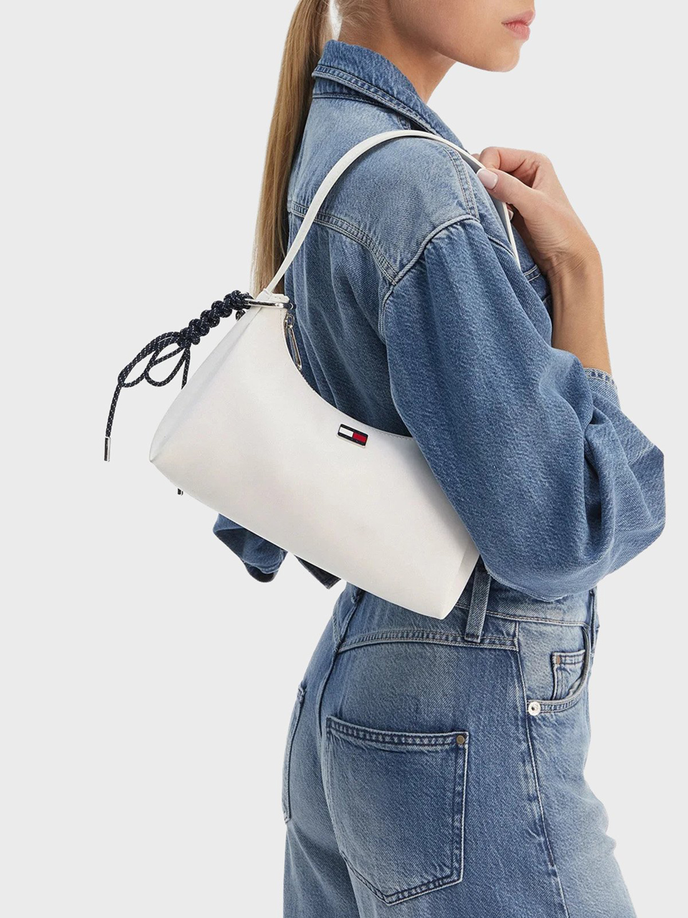 Сумки Tommy Hilfiger TJW CITY CHARM SHOULDER BAG модель AW0AW18458-YBL Фото