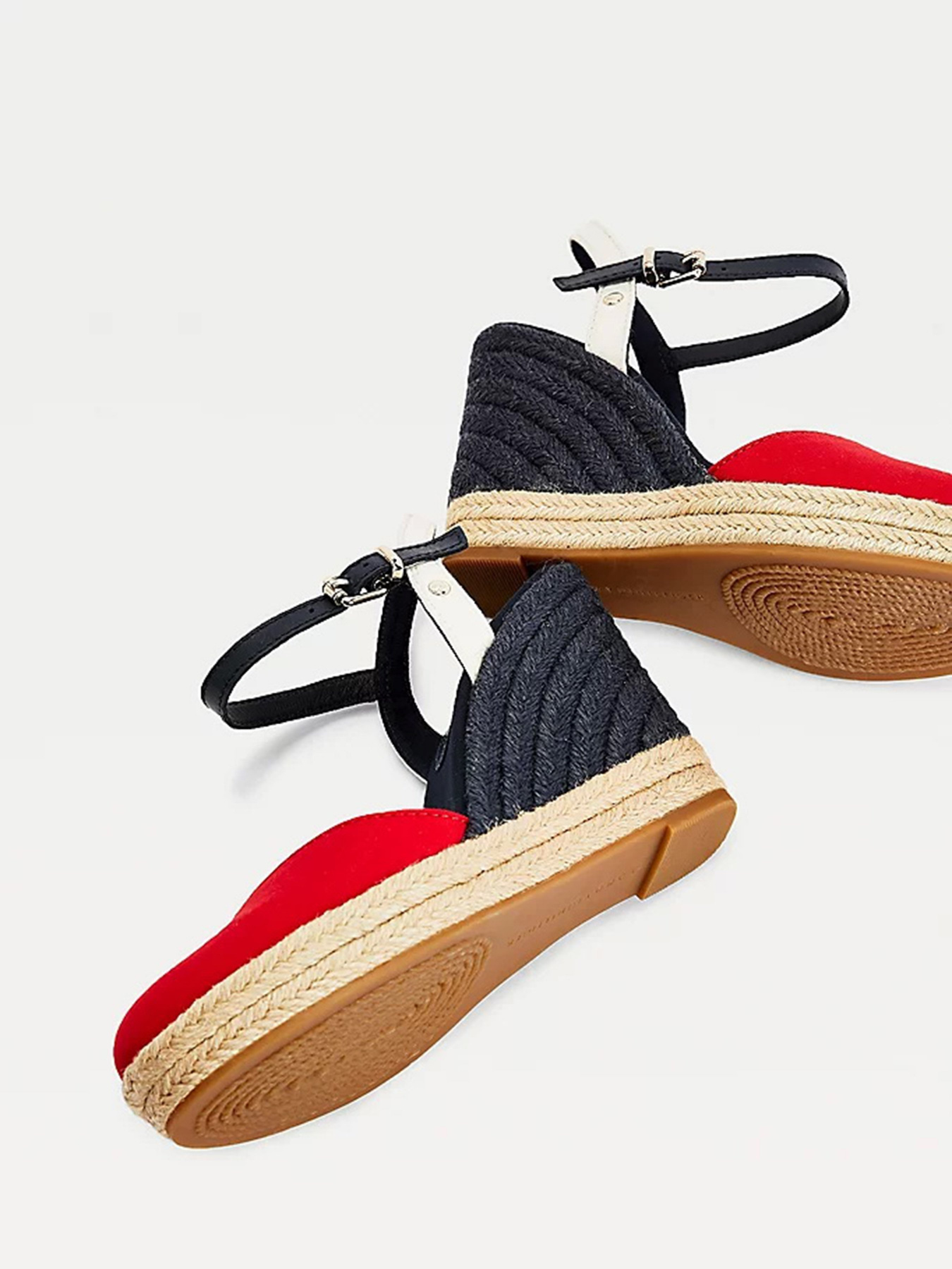 Босоніжки Tommy Hilfiger модель FW0FW04786-0GY Босоніжки Tommy Hilfiger модель FW0FW04786-0GY Фото