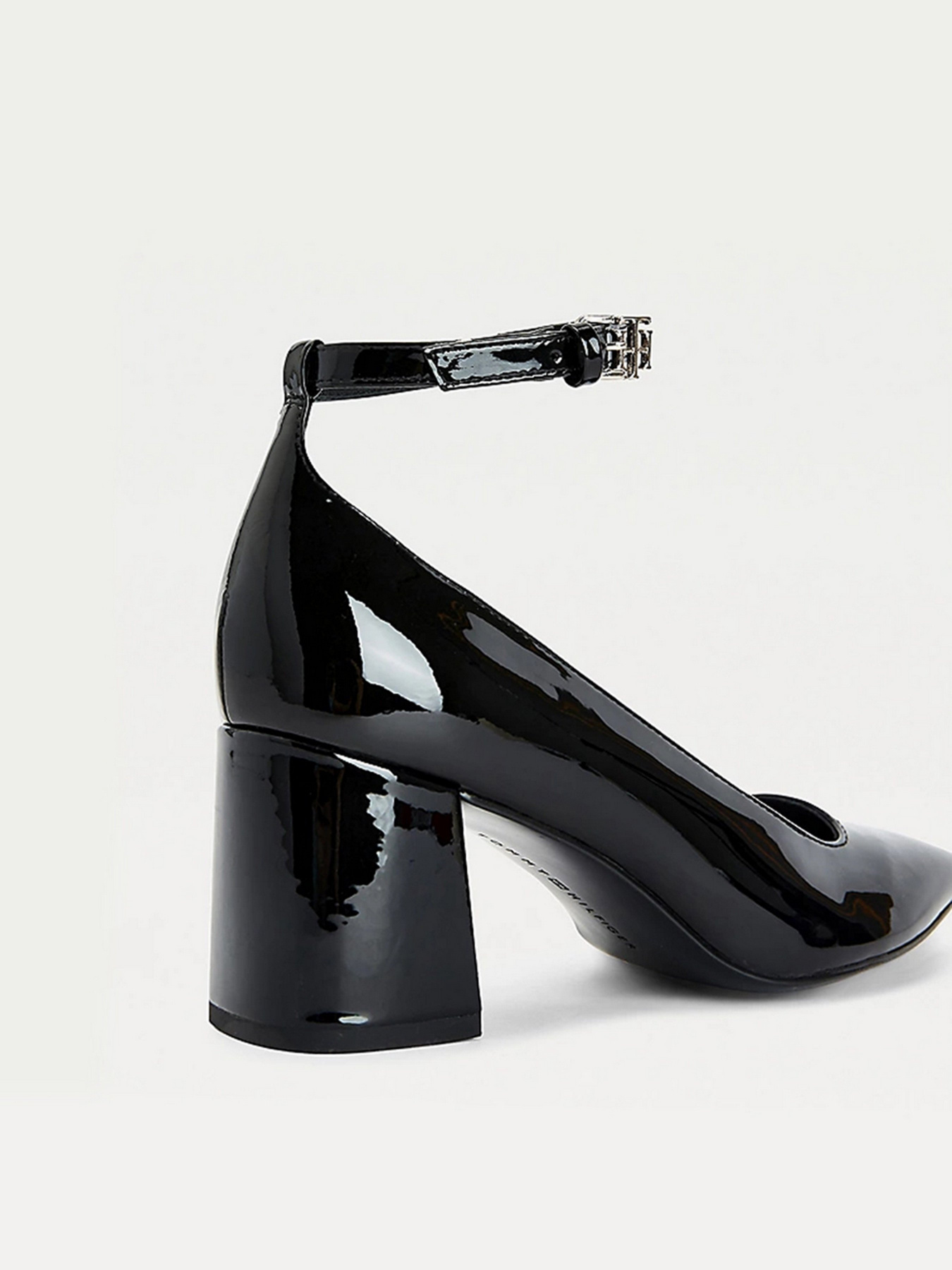 Туфли и лоферы Tommy Hilfiger ESSENTIAL PATENT COURT SHOES модель FW0FW05785-BDS Туфли и лоферы Tommy Hilfiger ESSENTIAL PATENT COURT SHOES модель FW0FW05785-BDS Фото