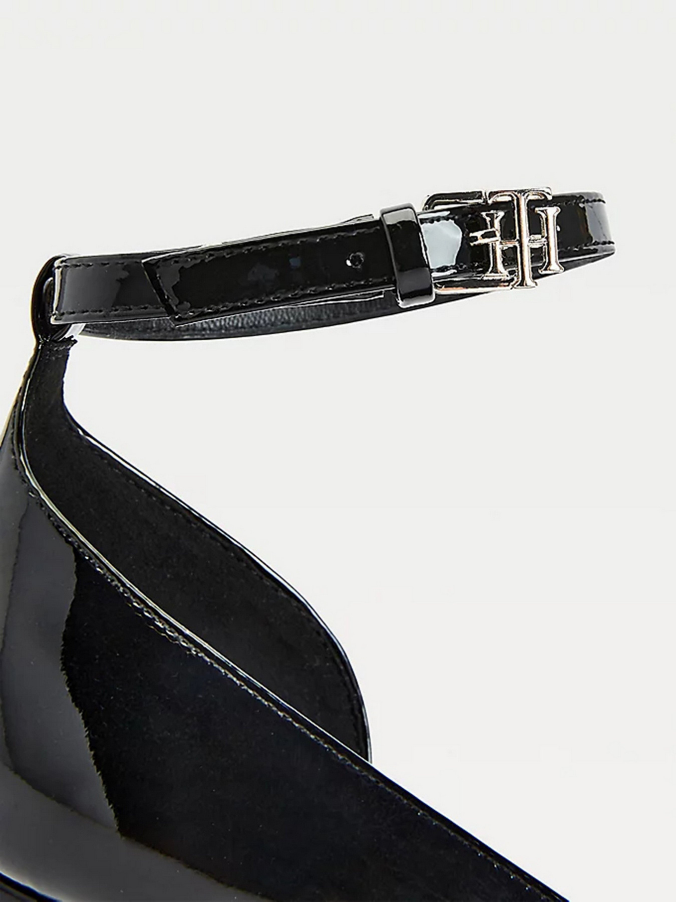 Туфли и лоферы Tommy Hilfiger ESSENTIAL PATENT COURT SHOES модель FW0FW05785-BDS Туфли и лоферы Tommy Hilfiger ESSENTIAL PATENT COURT SHOES модель FW0FW05785-BDS Фото