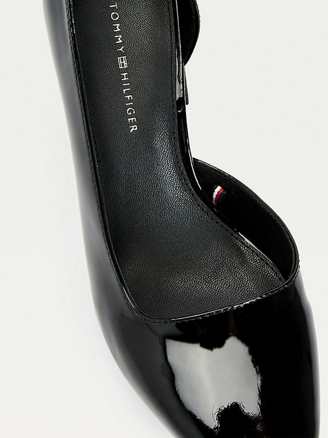 Туфли и лоферы Tommy Hilfiger ESSENTIAL PATENT COURT SHOES модель FW0FW05785-BDS Туфли и лоферы Tommy Hilfiger ESSENTIAL PATENT COURT SHOES модель FW0FW05785-BDS Фото