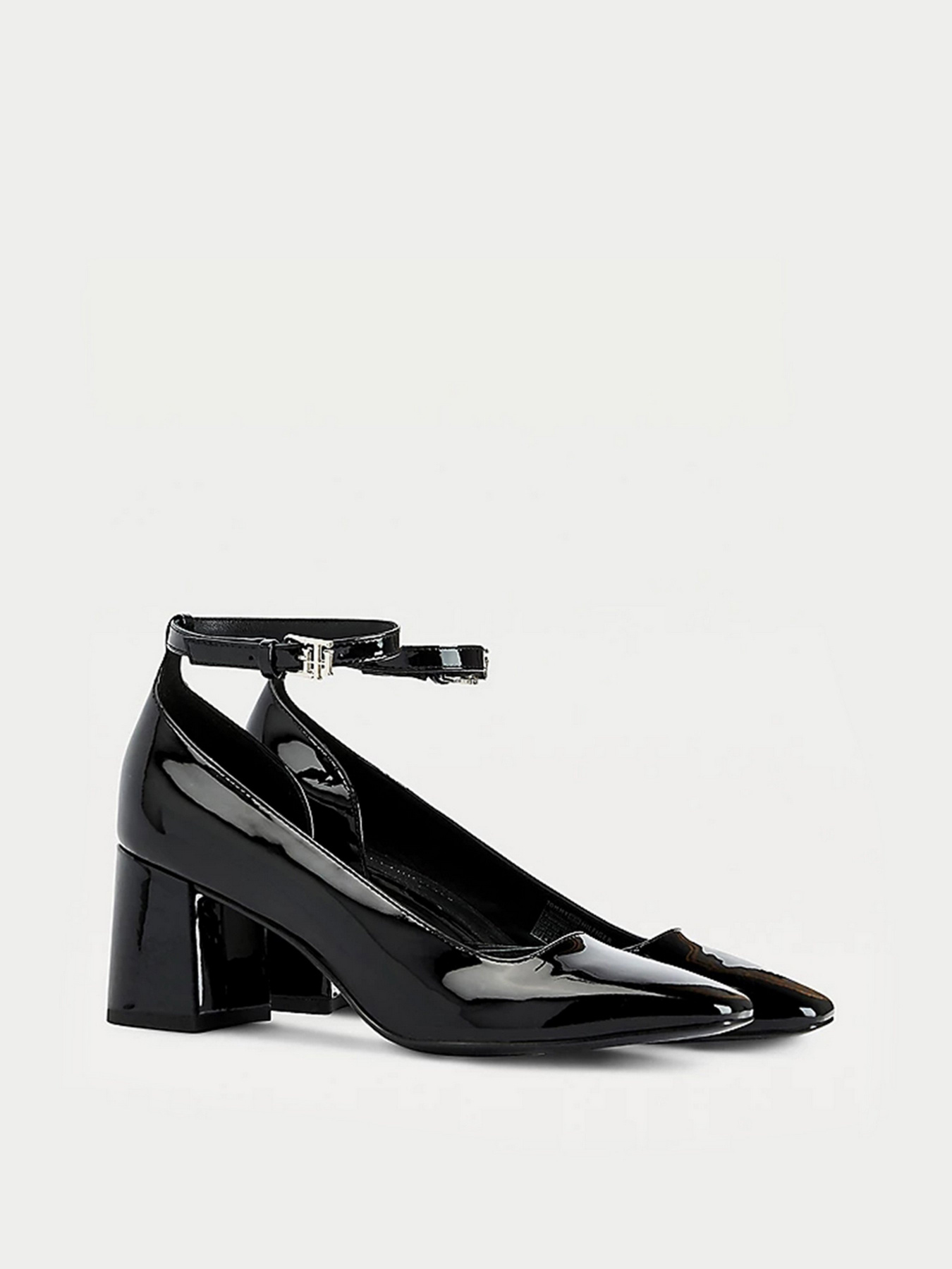 Туфли и лоферы Tommy Hilfiger ESSENTIAL PATENT COURT SHOES модель FW0FW05785-BDS Туфли и лоферы Tommy Hilfiger ESSENTIAL PATENT COURT SHOES модель FW0FW05785-BDS Фото