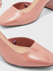 Туфли и лоферы Tommy Hilfiger ESSENTIAL PATENT COURT SHOES модель FW0FW05785-SM8 Фото
