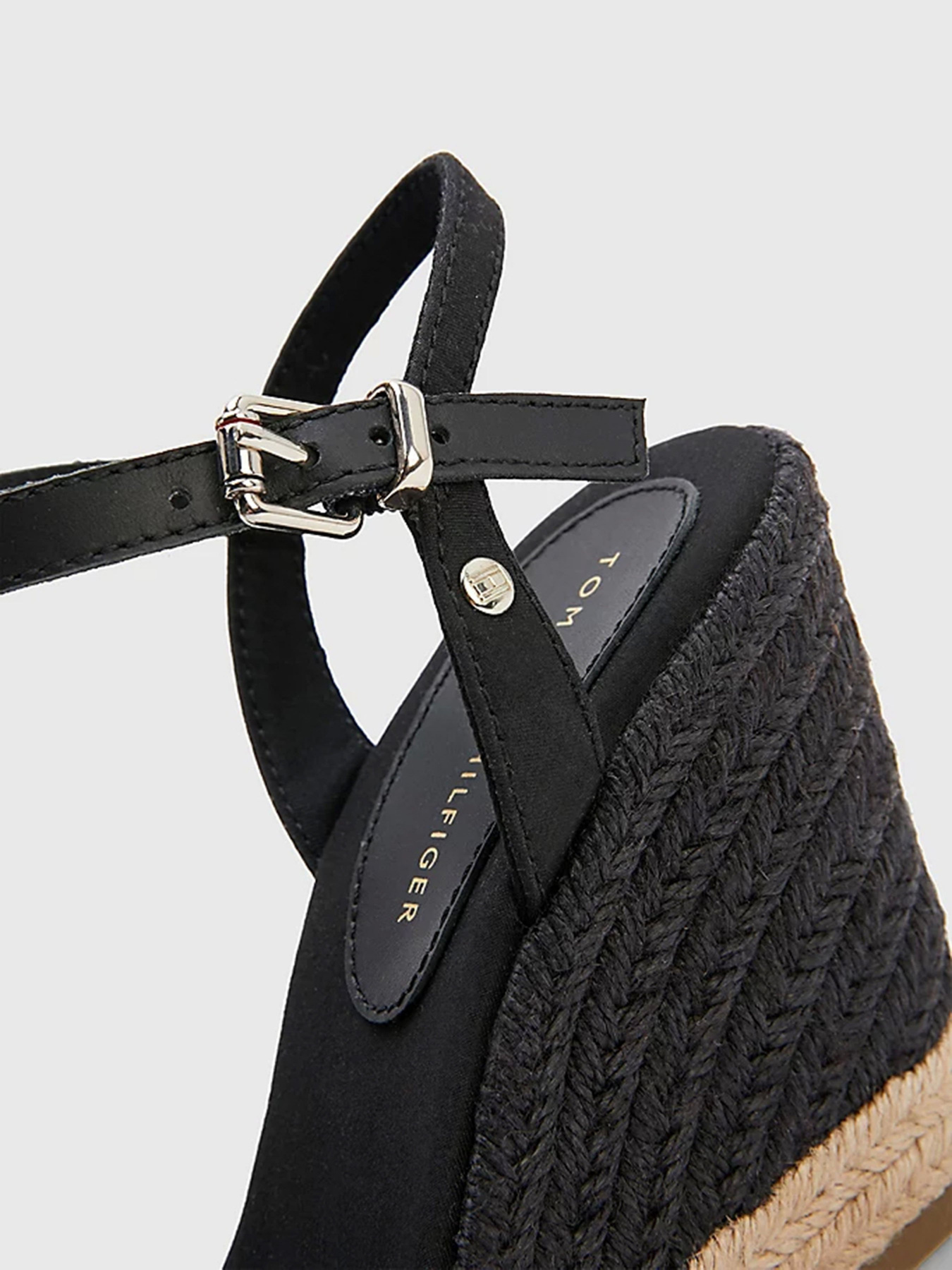 Босоніжки Tommy Hilfiger модель FW0FW04786-BDS Босоніжки Tommy Hilfiger модель FW0FW04786-BDS Фото