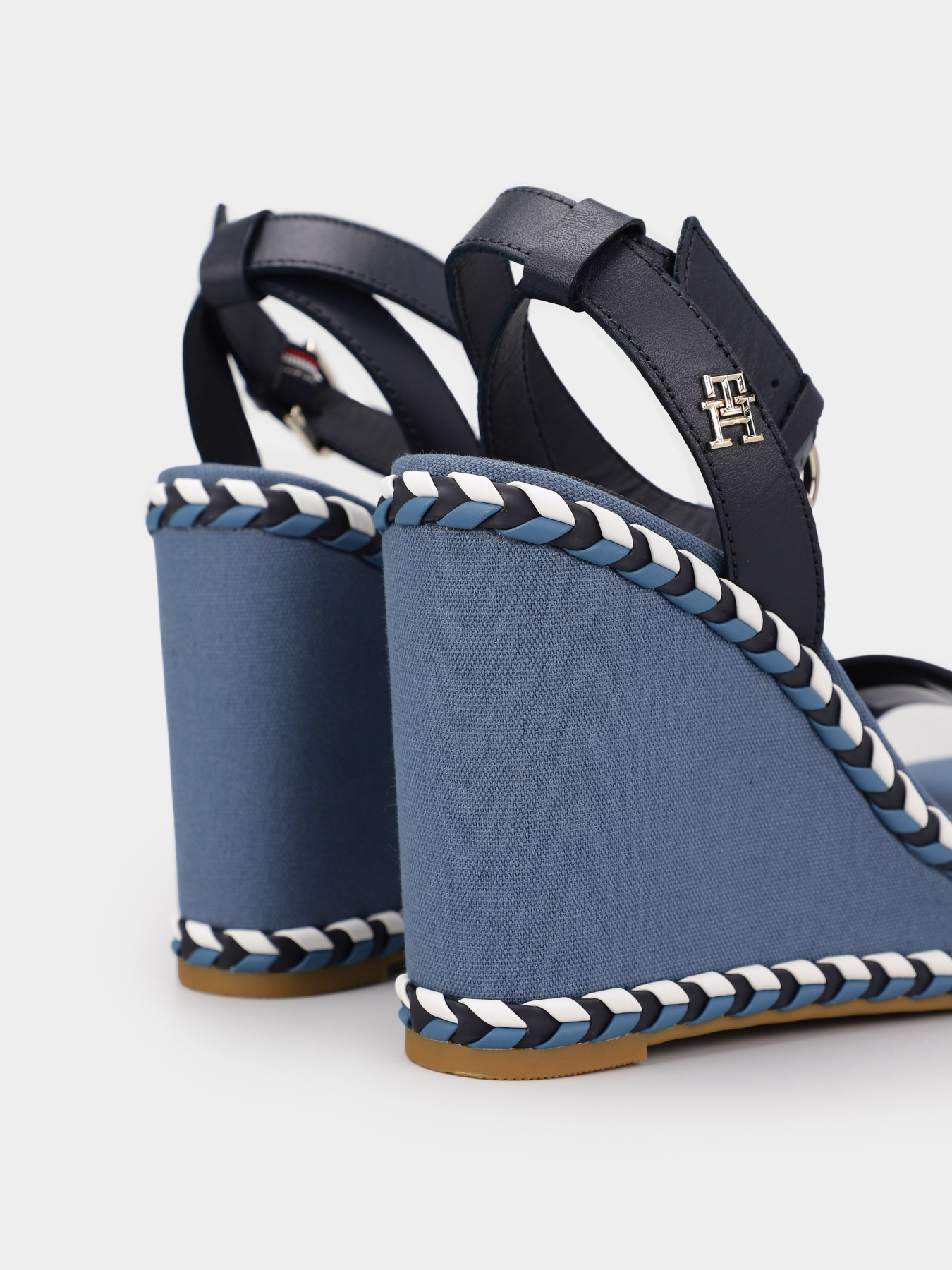 Босоніжки Tommy Hilfiger модель FW0FW07009-DW6 Босоніжки Tommy Hilfiger модель FW0FW07009-DW6 Фото