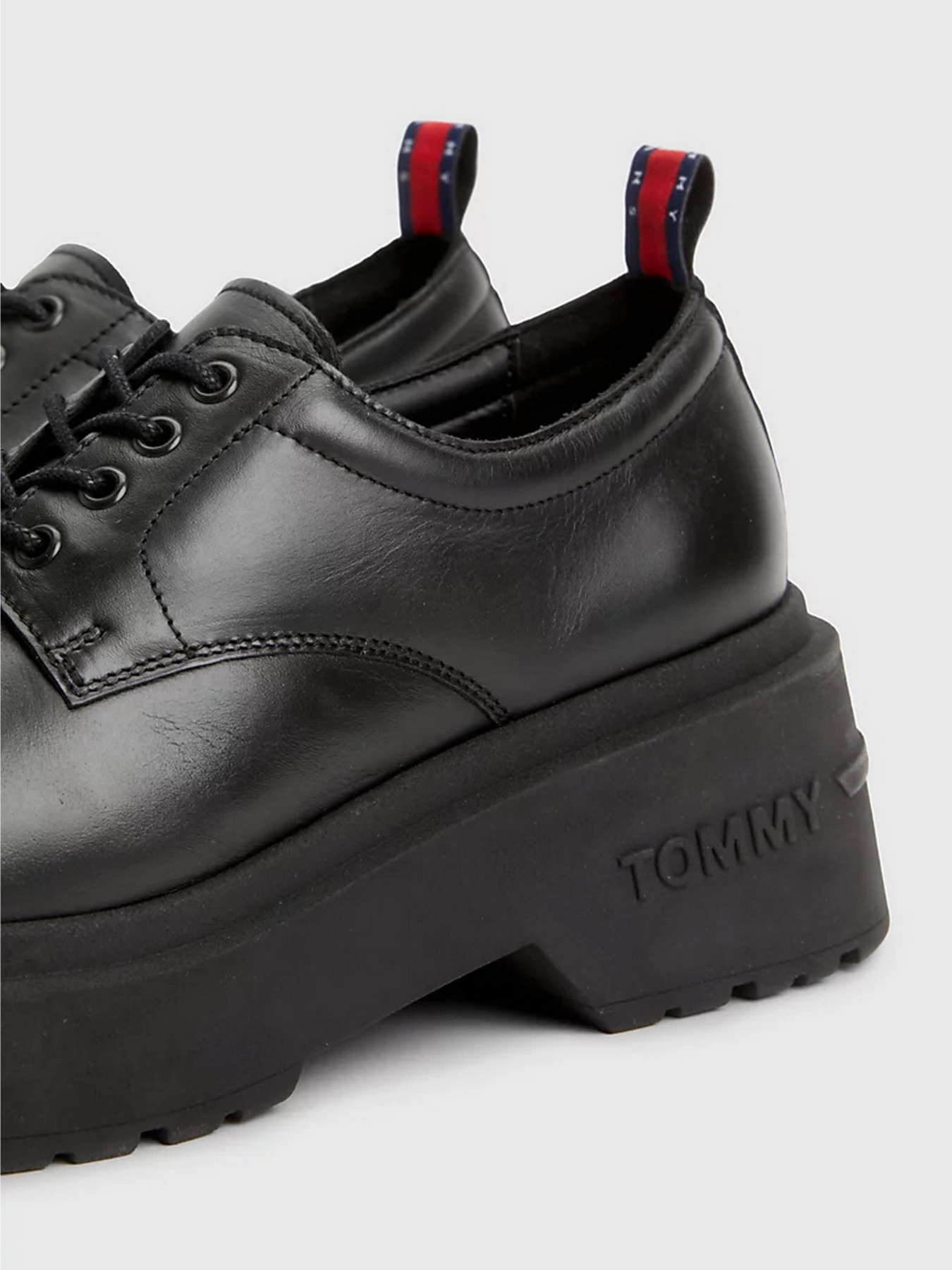 Туфли и лоферы Tommy Hilfiger CHUNKY CLEAT LEATHER DERBY модель EN0EN02219-BDS Туфли и лоферы Tommy Hilfiger CHUNKY CLEAT LEATHER DERBY модель EN0EN02219-BDS Фото