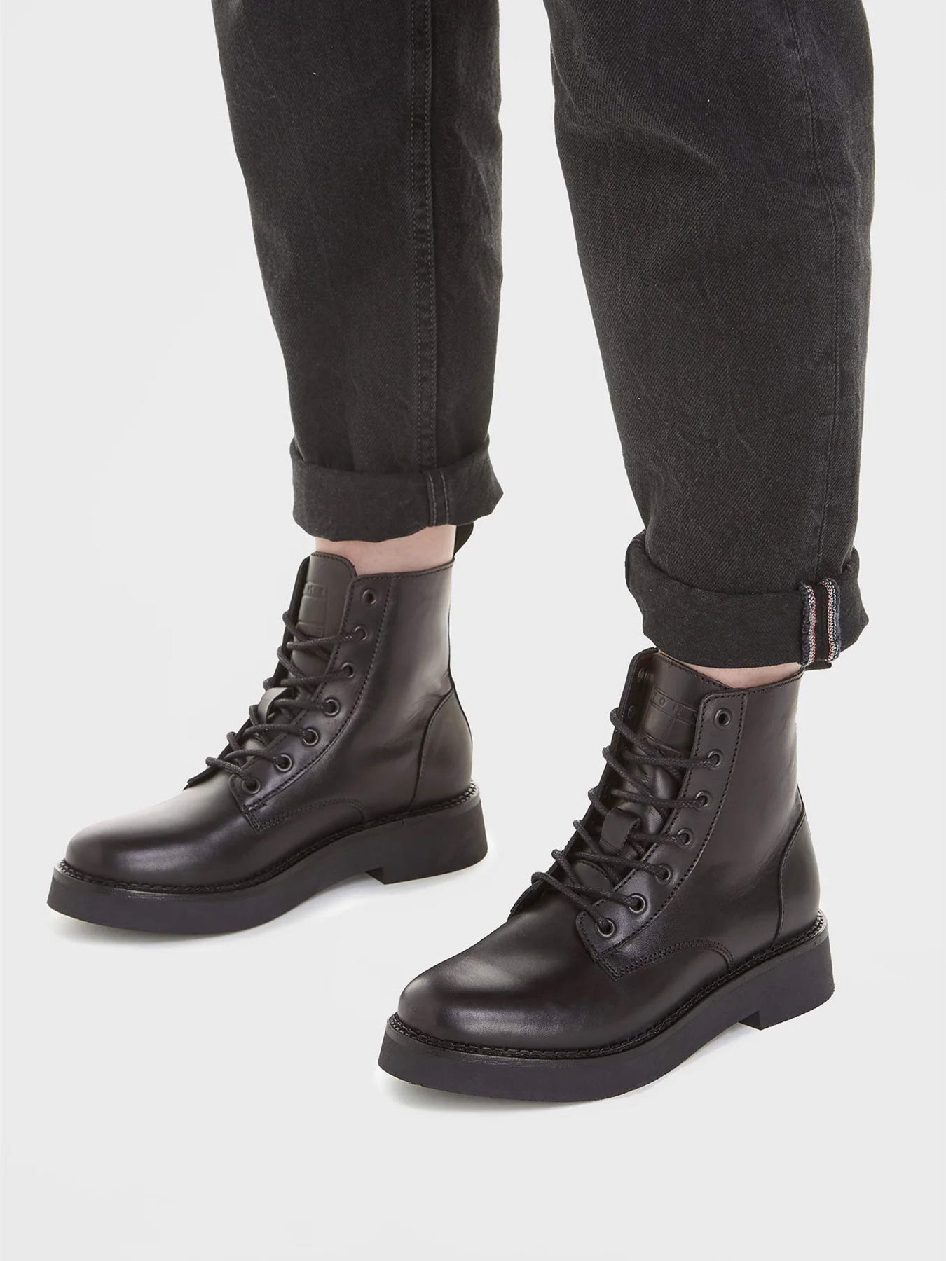 Ботинки и сапоги Tommy Hilfiger Tjw Lace Up Flat Boot модель EN0EN02310-BDS Ботинки и сапоги Tommy Hilfiger Tjw Lace Up Flat Boot модель EN0EN02310-BDS Фото