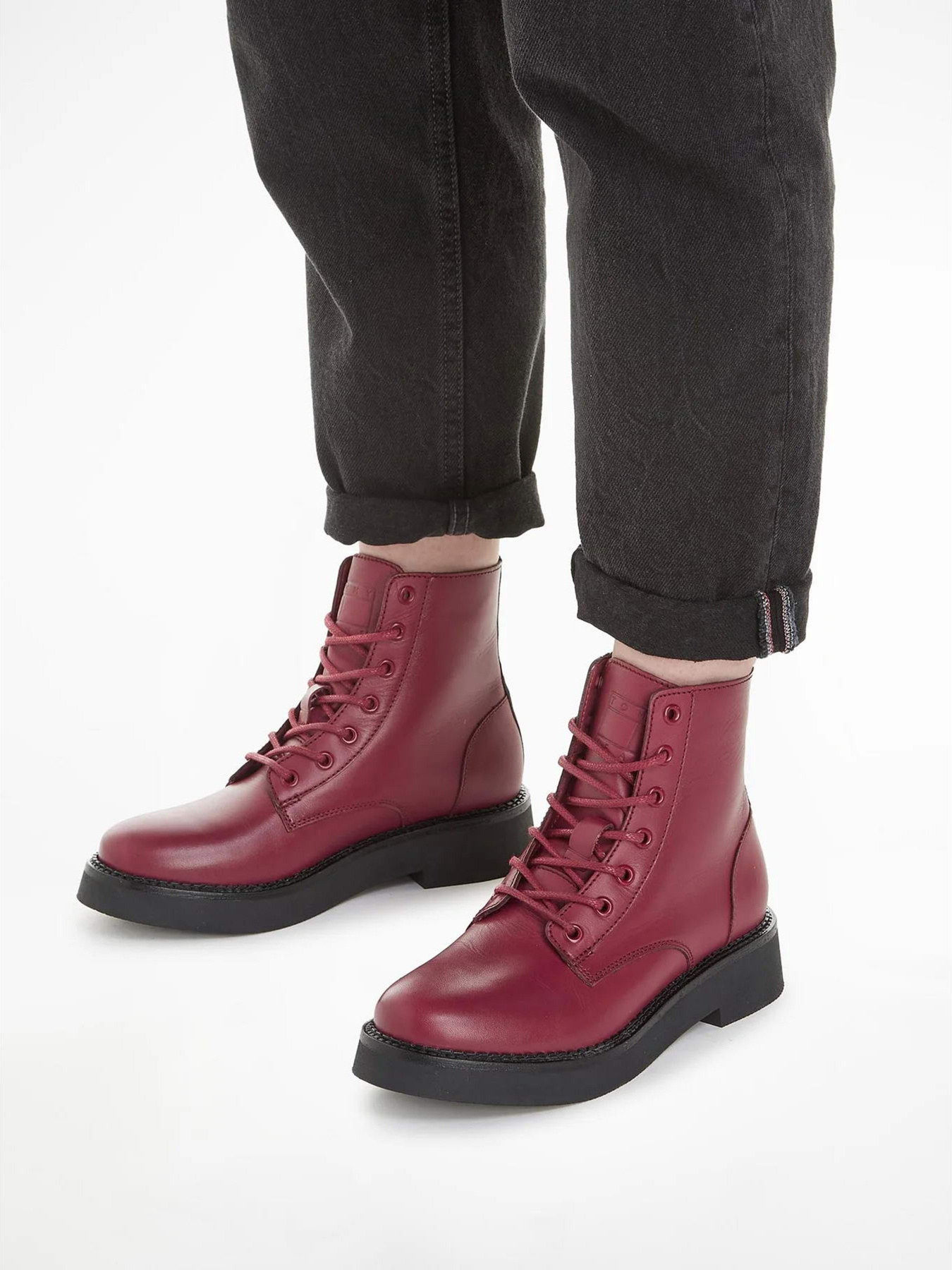 Ботинки и сапоги Tommy Hilfiger Tjw Lace Up Flat Boot модель EN0EN02310-XJS Ботинки и сапоги Tommy Hilfiger Tjw Lace Up Flat Boot модель EN0EN02310-XJS Фото