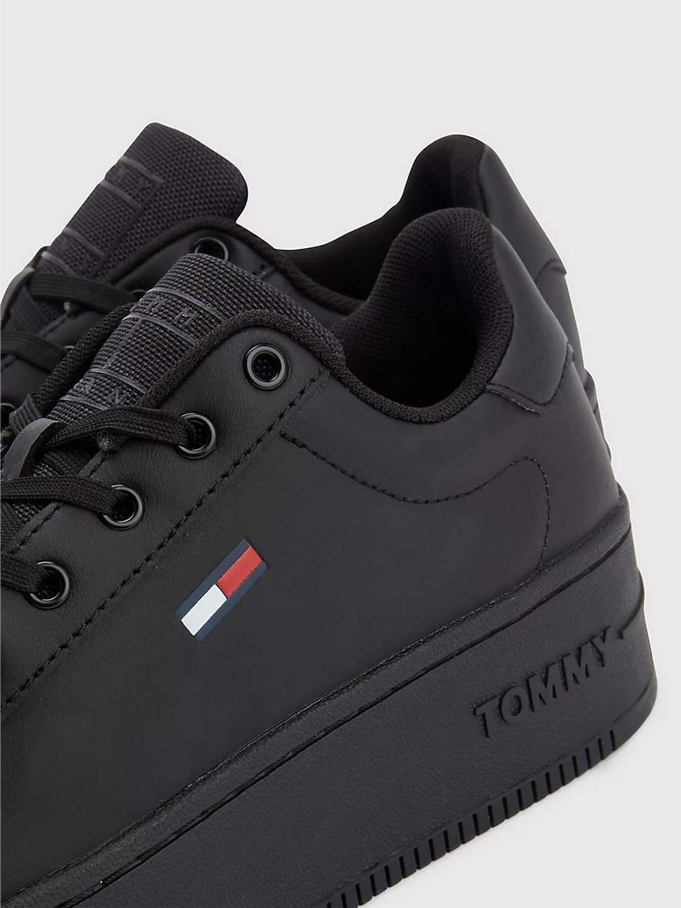 Кросівки Tommy Hilfiger ESSENTIAL FLATFORM модель EN0EN02043-0GK Фото