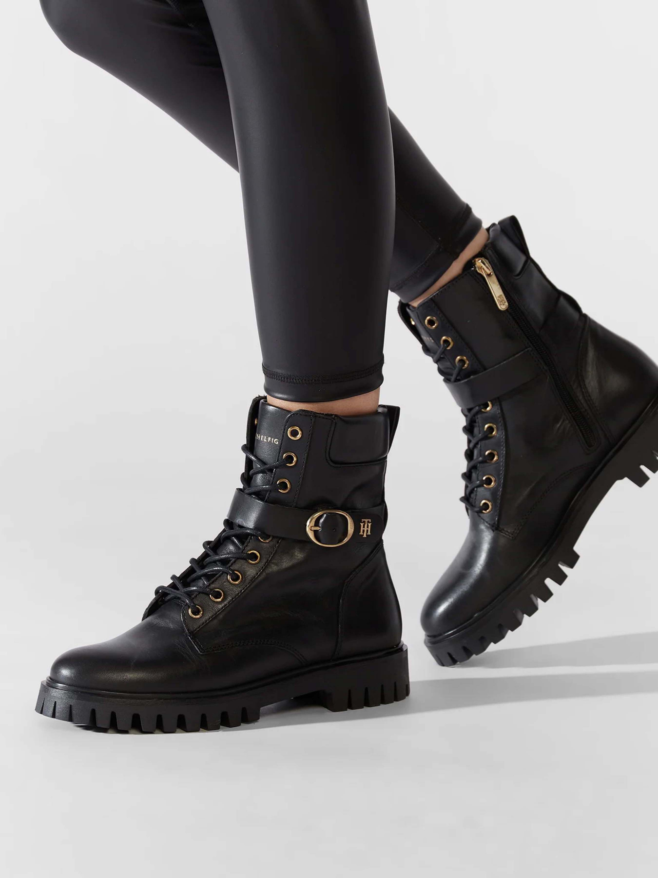 Ботинки и сапоги Tommy Hilfiger Buckle Lace Up Boot модель FW0FW06734-BDS Ботинки и сапоги Tommy Hilfiger Buckle Lace Up Boot модель FW0FW06734-BDS Фото