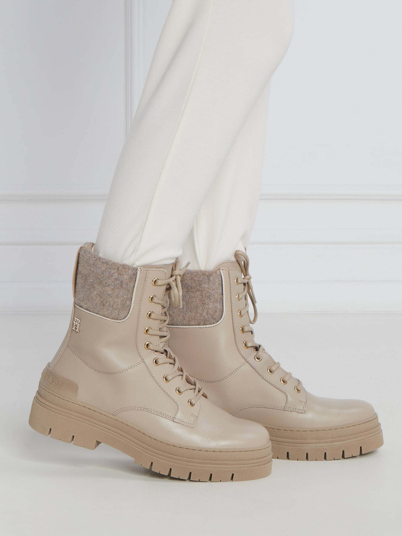 Ботинки и сапоги Tommy Hilfiger Feminine Felt Lace Up Bootie модель FW0FW07500-ABO Ботинки и сапоги Tommy Hilfiger Feminine Felt Lace Up Bootie модель FW0FW07500-ABO Фото